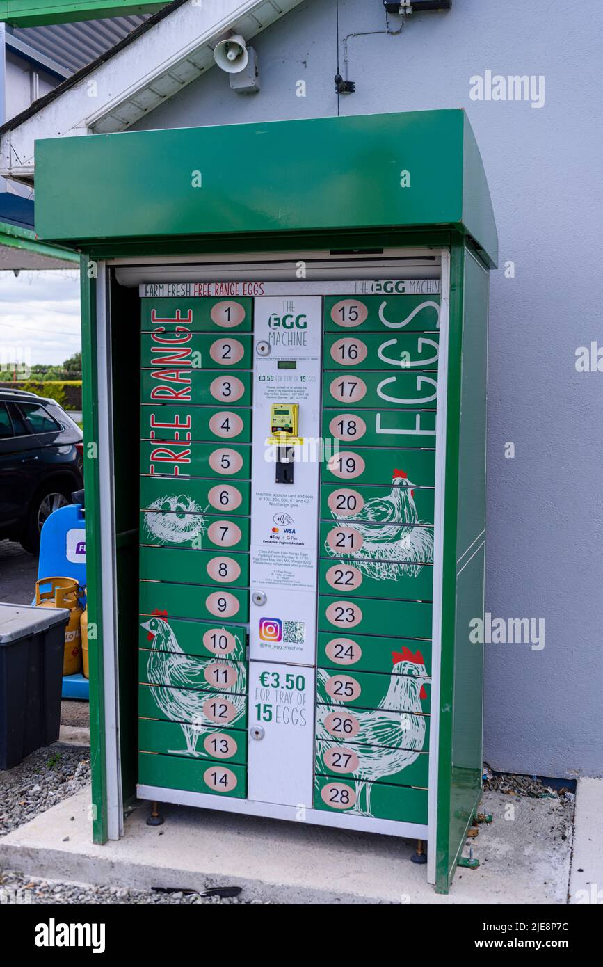 Distributeur automatique d'œufs sur la piste d'une station-service. Banque D'Images