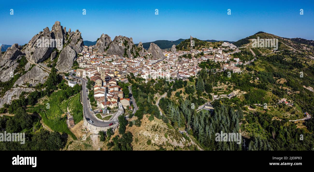 Vue panoramique sur le village rural de Pietrapertosa à Apennines Dolomiti Lucane. Basilicate, province de Potenza en Italie Banque D'Images