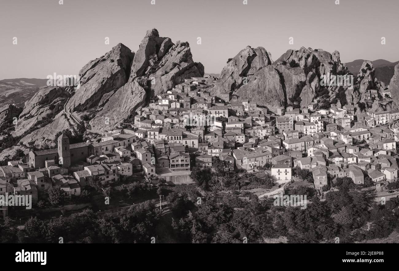 Vue panoramique du village rural de Pietrapertosa à Apennines Dolomiti Lucane, province de Potenza Basilicate, Italie Banque D'Images