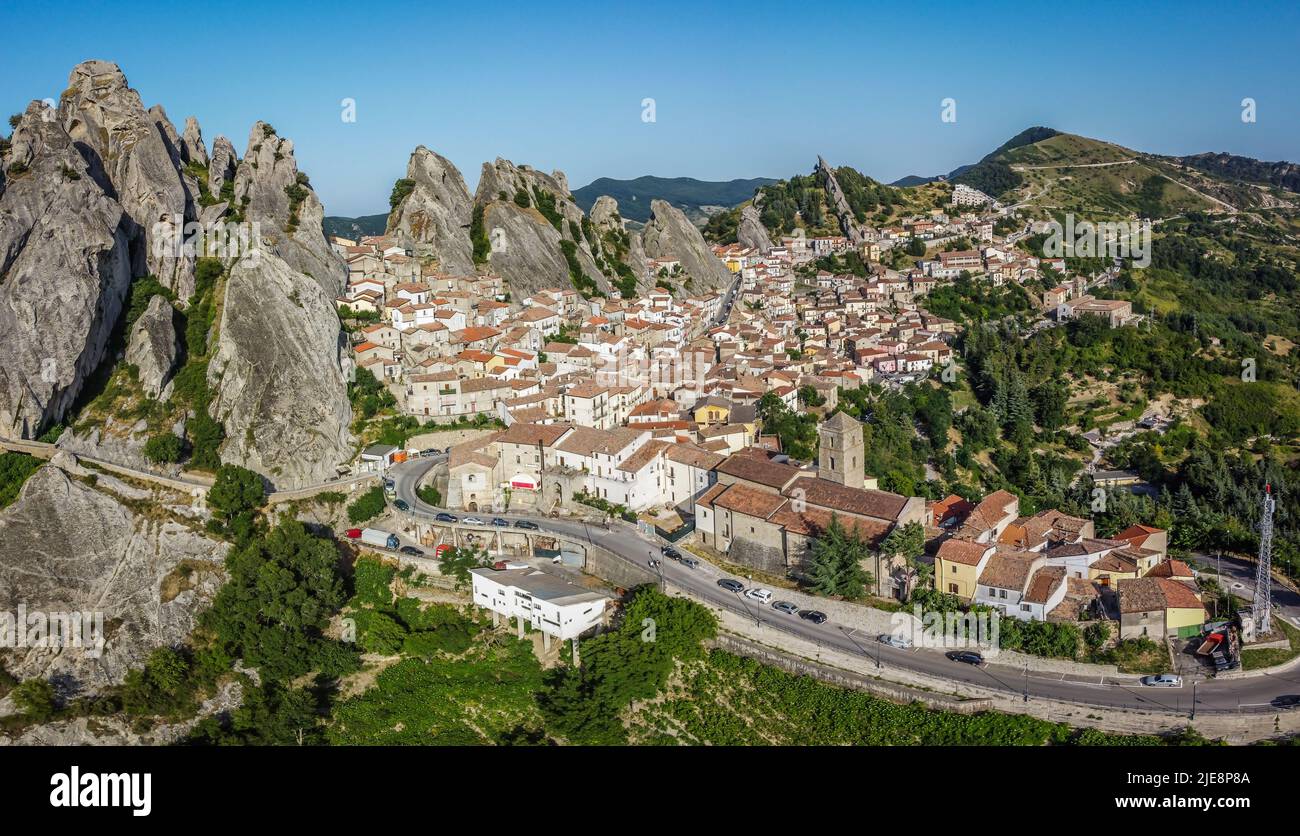 Vue panoramique du village rural de Pietrapertosa à Apennines Dolomiti Lucane, province de Potenza Basilicate, Italie Banque D'Images