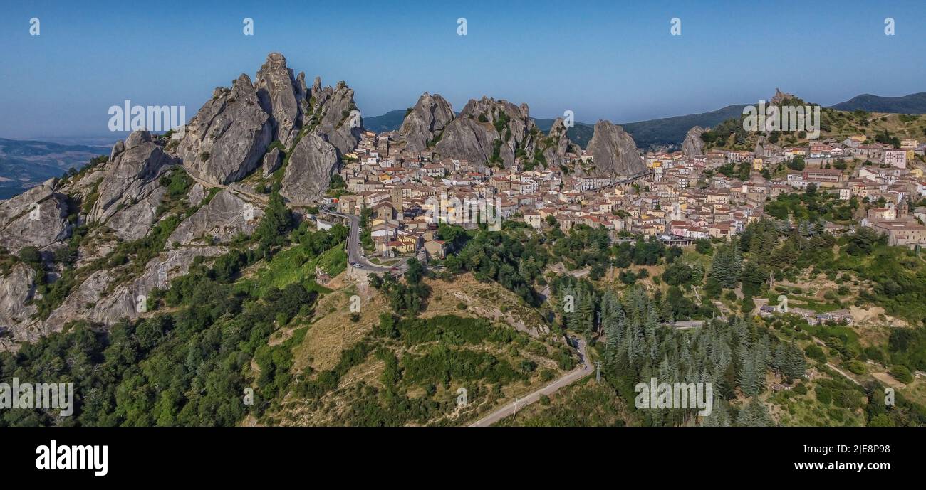 Vue panoramique du village rural de Pietrapertosa à Apennines Dolomiti Lucane, province de Potenza Basilicate, Italie Banque D'Images