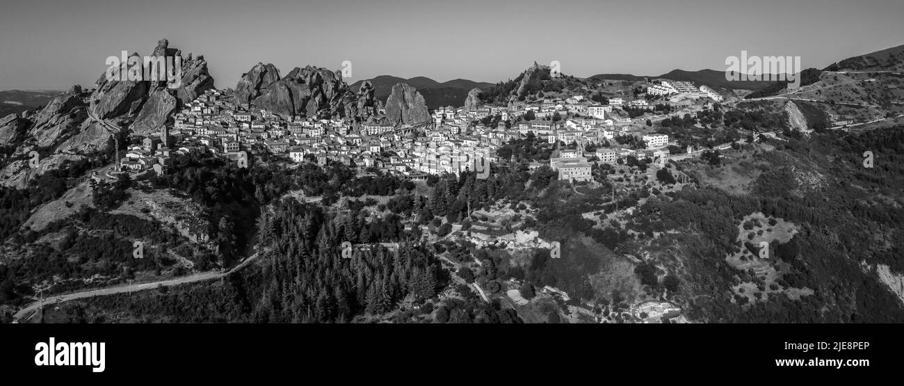 Vue panoramique du village rural de Pietrapertosa à Apennines Dolomiti Lucane, province de Potenza Basilicate, Italie Banque D'Images