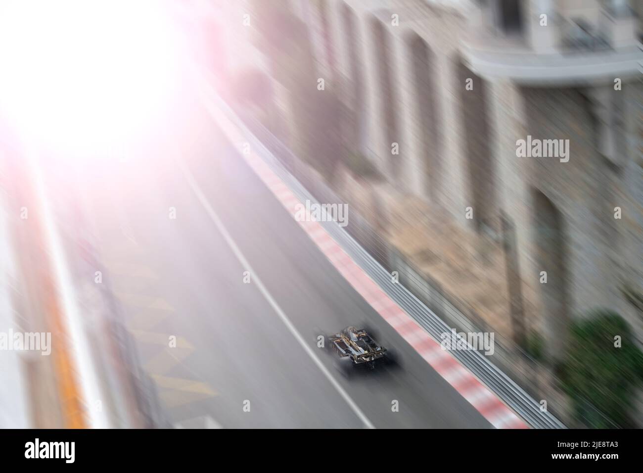 Ouverture du papillon des gaz sur la piste de Formule 1 à Monaco pour le Grand Prix historique en 2022 - une voiture classique Lotus qui se trouve au soleil. Banque D'Images