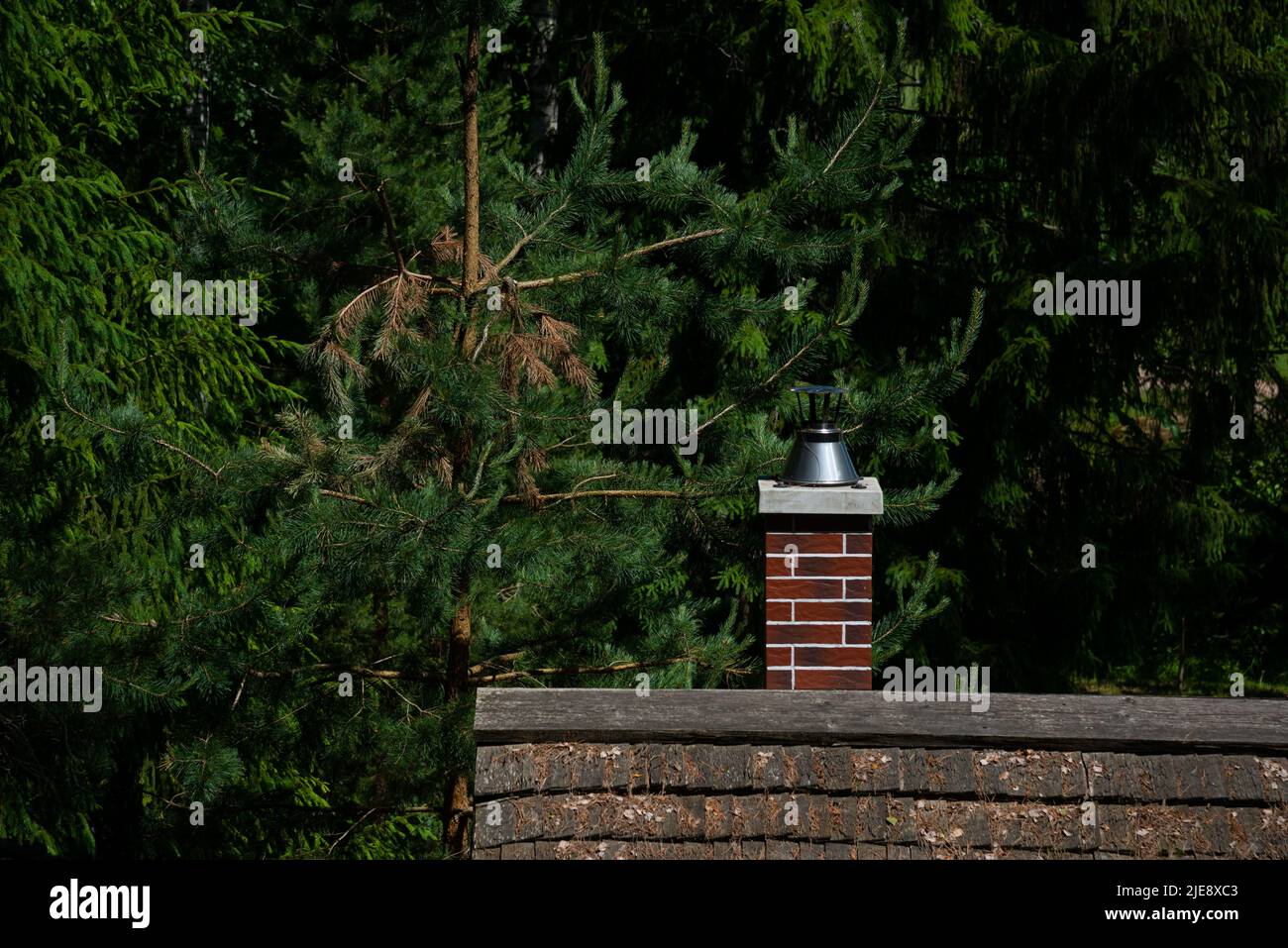 Cheminée en brique rouge pour une maison de sauna avec un toit en