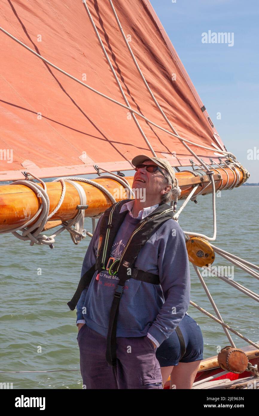 Gros plan de la toile de la voile principale sur le couteau à gaffe traditionnel 'Jolie brise', naviguant dans le Solent, Hampshire, Royaume-Uni Banque D'Images