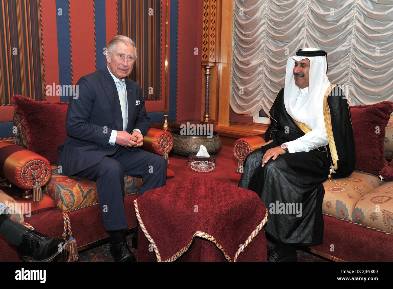 Photo du dossier datée du 13/3/2013 du Prince de Galles avec le Premier ministre qatari Sheikh Hamad Bin Jassim al Thani, à sa résidence à l'extérieur de Doha, au Qatar. Le Prince a accepté d'importants dons en espèces totalisant trois millions d'euros de l'ancien Premier ministre qatari, a rapporté le Sunday Times. Le journal a prétendu que le prince acceptait personnellement les dons en espèces pour son organisme de bienfaisance le Fonds de charité du prince de Galles (PWCF) entre 2011 et 2015 de Sheikh Hamad bin Jassim, qui était premier ministre du Qatar entre 2007 et 2013. Date de publication : dimanche 26 juin 2022. Banque D'Images