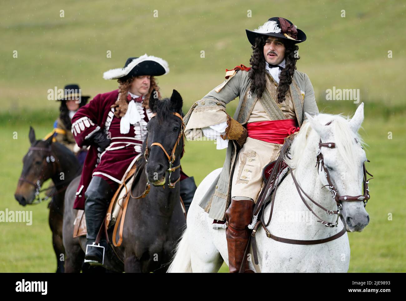 Une personne jouant le rôle du roi Charles II, parle à la couronne pendant un Pageant de l'époque de la restauration pendant le festival d'histoire de la vallée de Chalke à Broad Chalke, près de Salisbury, Wiltshire. Date de la photo: Dimanche 26 juin 2022. Banque D'Images