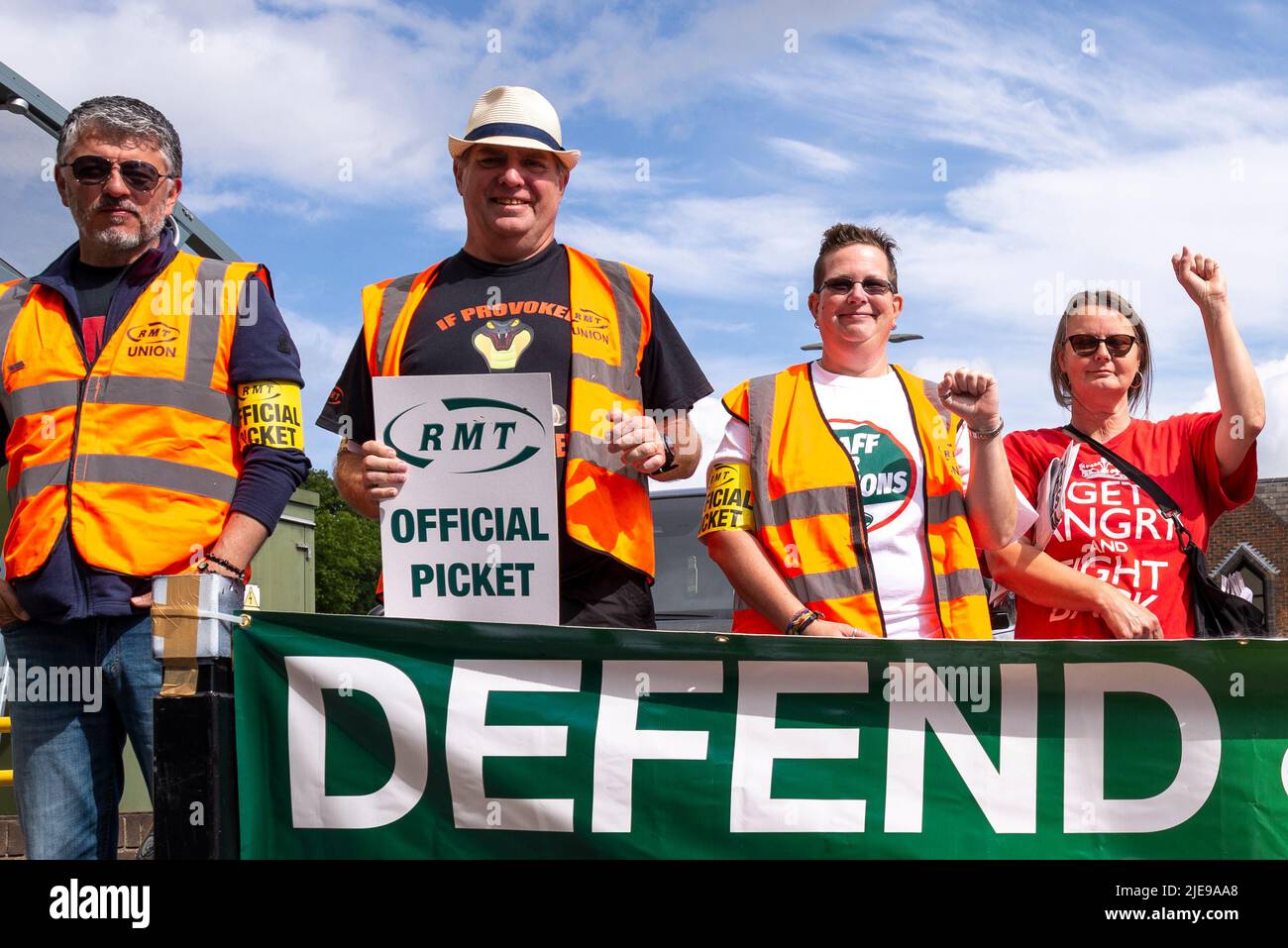 Des grévistes de RMT protestent devant la gare Southend Victoria lors d'une journée de grève qui a eu des répercussions sur les activités du réseau ferroviaire de la journée Banque D'Images