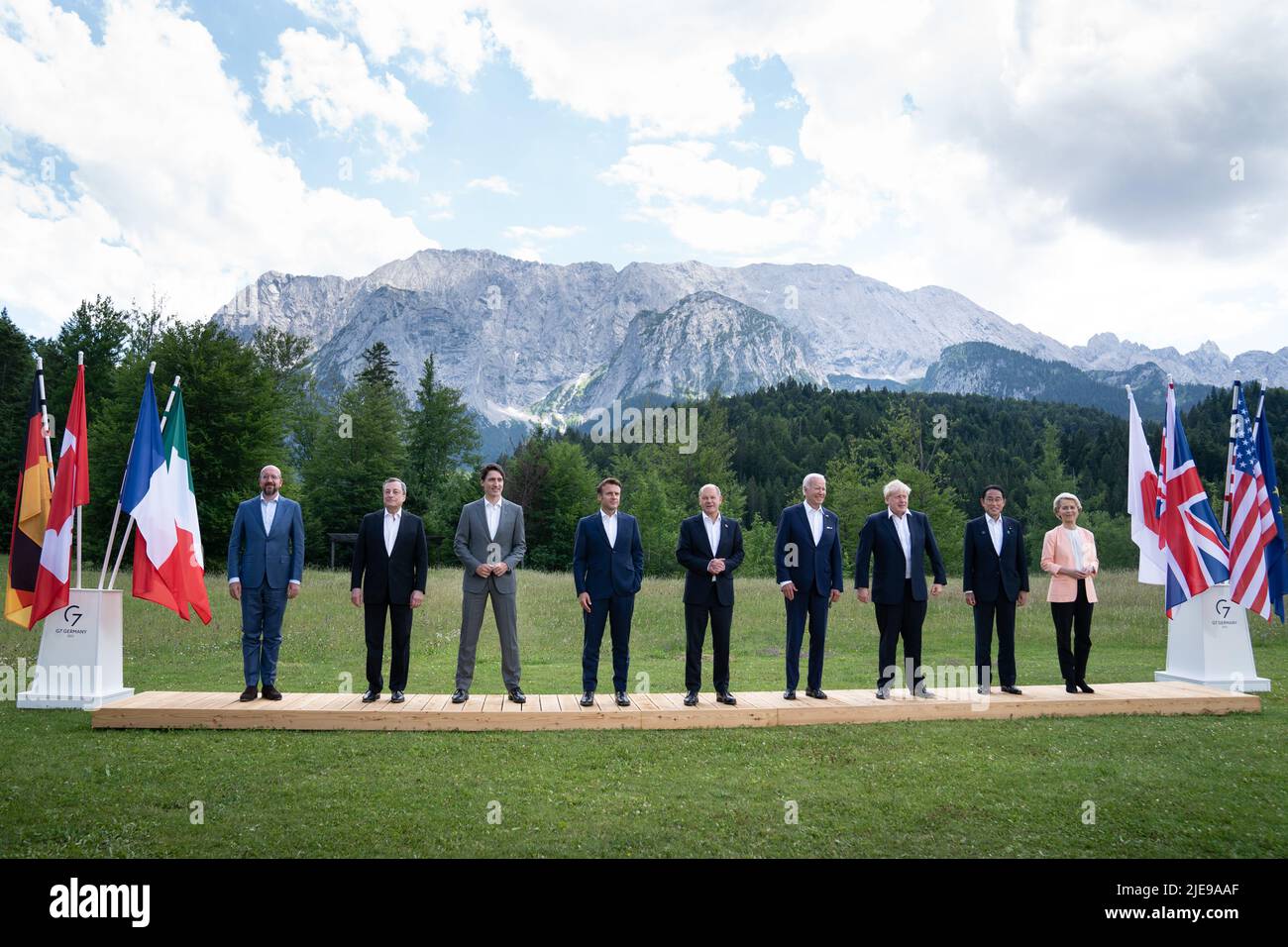 G7 dirigeants (de gauche à droite) Président du Conseil de l'Union européenne Charles Michel, Premier ministre de l'Italie Mario Draghi, Premier ministre du Canada Justin Trudeau, Président de la France Emmanuel Macron, Chancelier allemand OLAF Scholz, Président des États-Unis Joe Biden, Premier ministre Boris Johnson, Premier ministre du Japon Fumio Kishida, Et Ursula von der Leyen, présidente de la Commission du Conseil de l'Union européenne, pose pour la photo de famille lors du sommet de G7 à Schloss Elmau, dans les Alpes bavaroises, en Allemagne. Date de la photo: Dimanche 26 juin 2022. Banque D'Images