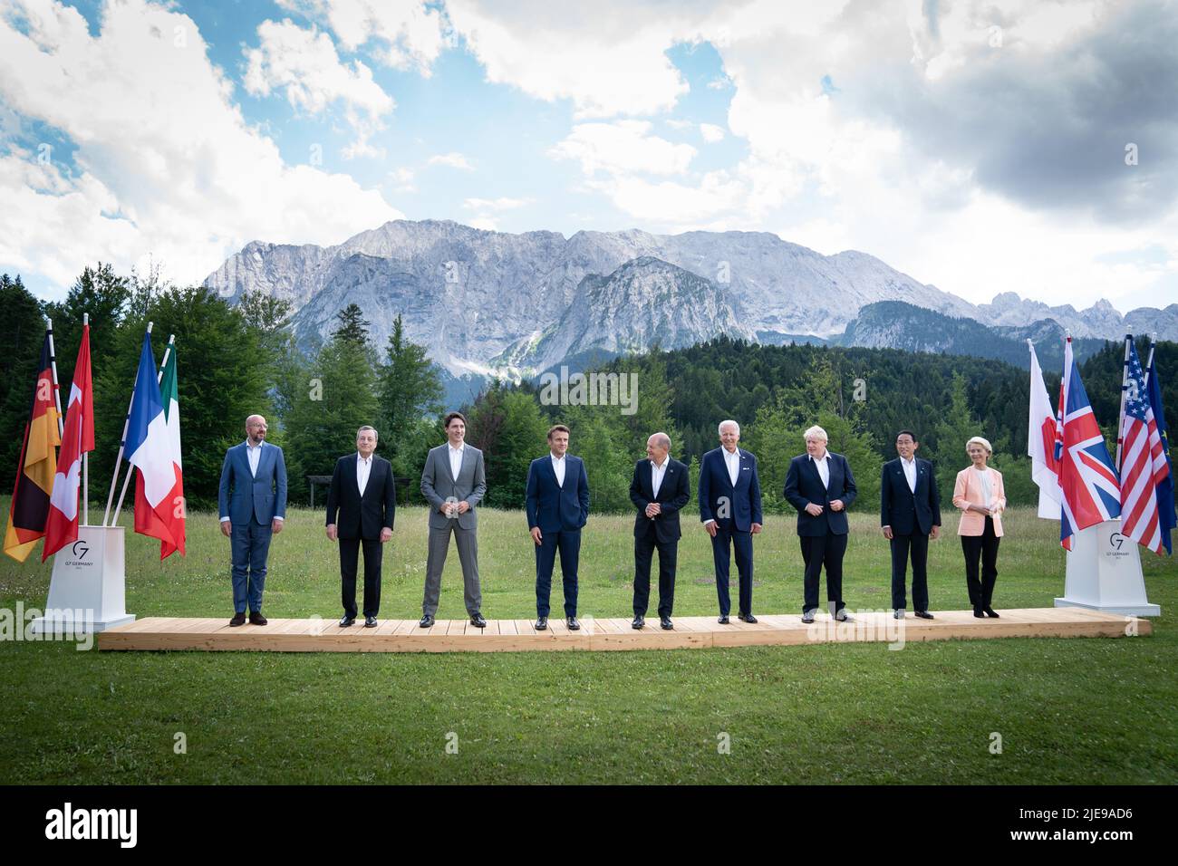 G7 dirigeants (de gauche à droite) Président du Conseil de l'Union européenne Charles Michel, Premier ministre de l'Italie Mario Draghi, Premier ministre du Canada Justin Trudeau, Président de la France Emmanuel Macron, Chancelier allemand OLAF Scholz, Président des États-Unis Joe Biden, Premier ministre Boris Johnson, Premier ministre du Japon Fumio Kishida, Et Ursula von der Leyen, présidente de la Commission du Conseil de l'Union européenne, pose pour la photo de famille lors du sommet de G7 à Schloss Elmau, dans les Alpes bavaroises, en Allemagne. Date de la photo: Dimanche 26 juin 2022. Banque D'Images