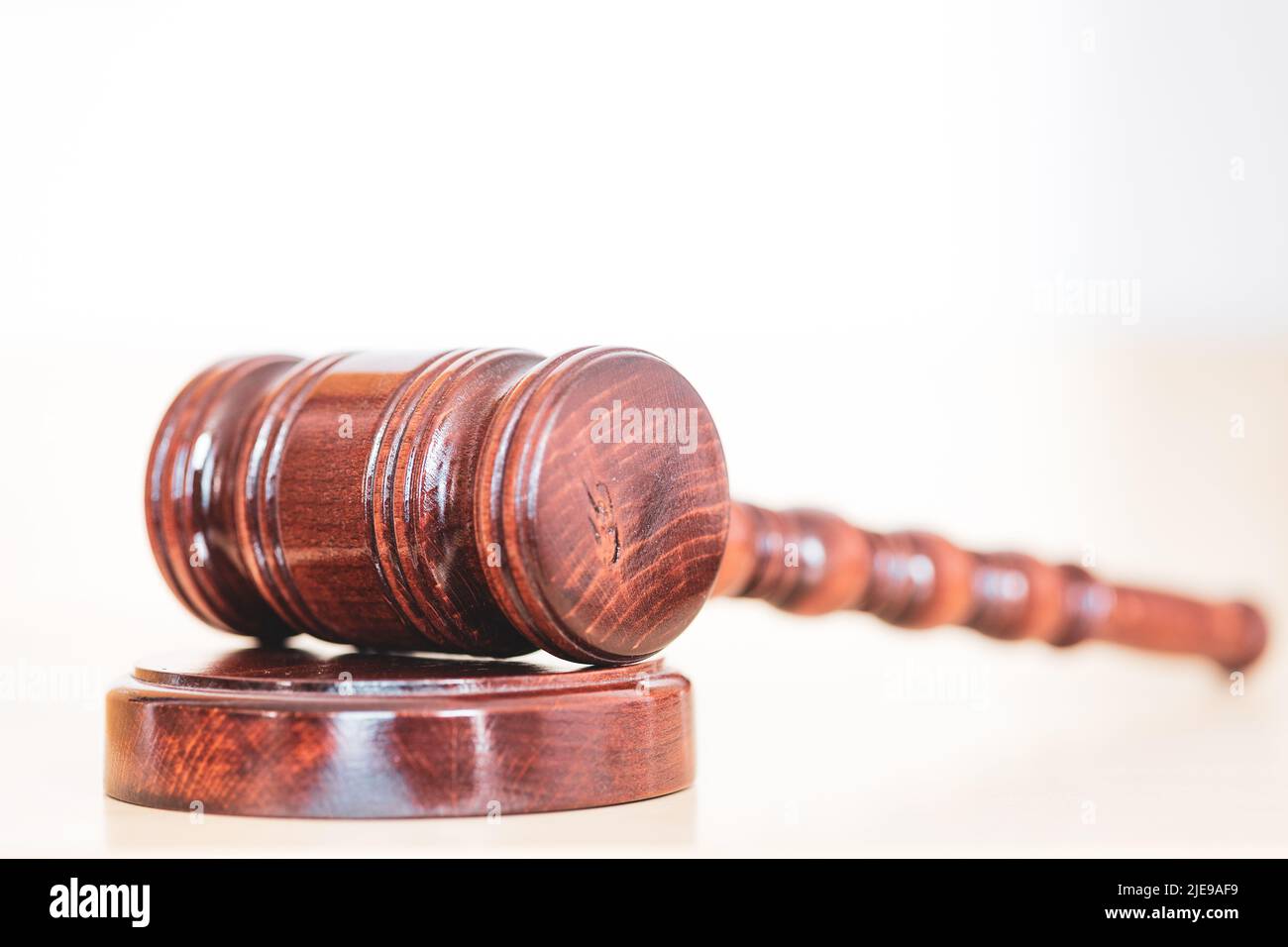 Le juge de la cale en bois se reposant sur une plinthe en bois sur une table dans le tribunal. Copier l'espace pour le texte Banque D'Images