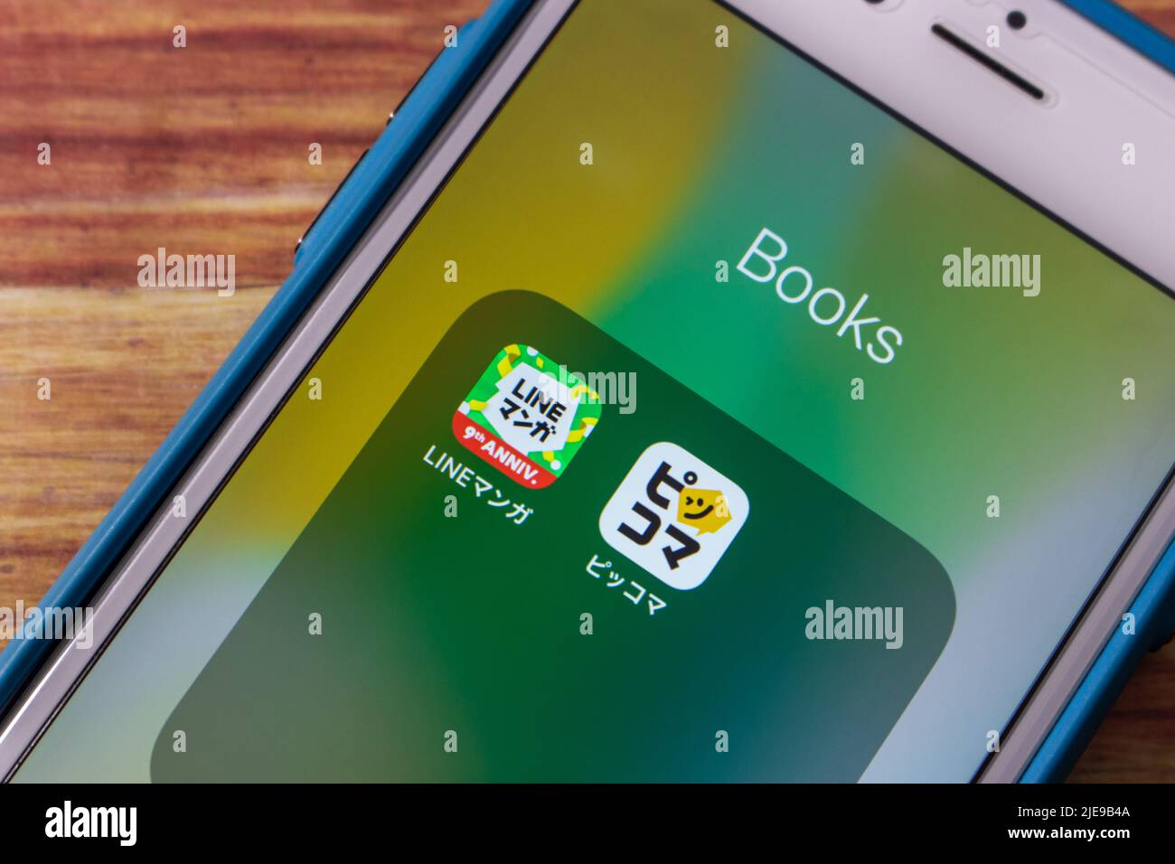Kumamoto, JAPON - juin 23 2022 : applications Piccoma et LINE Manga sur iPhone sur table en bois. Concept de service d'abonnement au manga et au webtoon en ligne japonais Banque D'Images