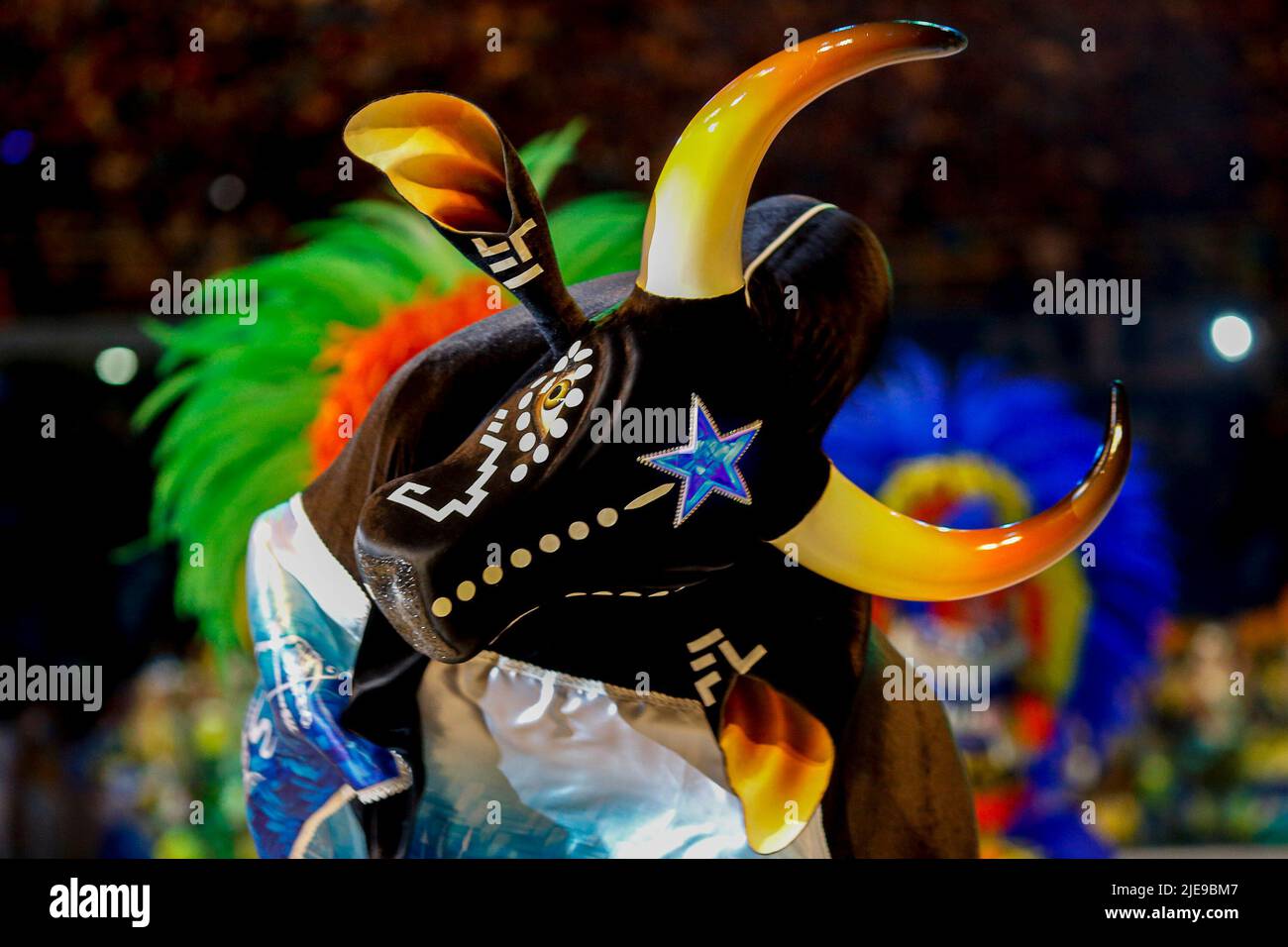 Parintins, Brésil. 26th juin 2022. AM - Parintins - 06 55th/25/2022 - PARINTINS, AMAZONAS, PARINTINS FOLK FESTIVAL 2022 - Présentation du Boi-Bumba Caprichoso (taureau bleu) pendant la deuxième nuit des représentations du Parintins Folk Festival 2022 ce samedi (25). Photo: Suamy Beydoun/AGIF photo: Suamy Beydoun/AGIF/Sipa USA crédit: SIPA USA/Alay Live News Banque D'Images