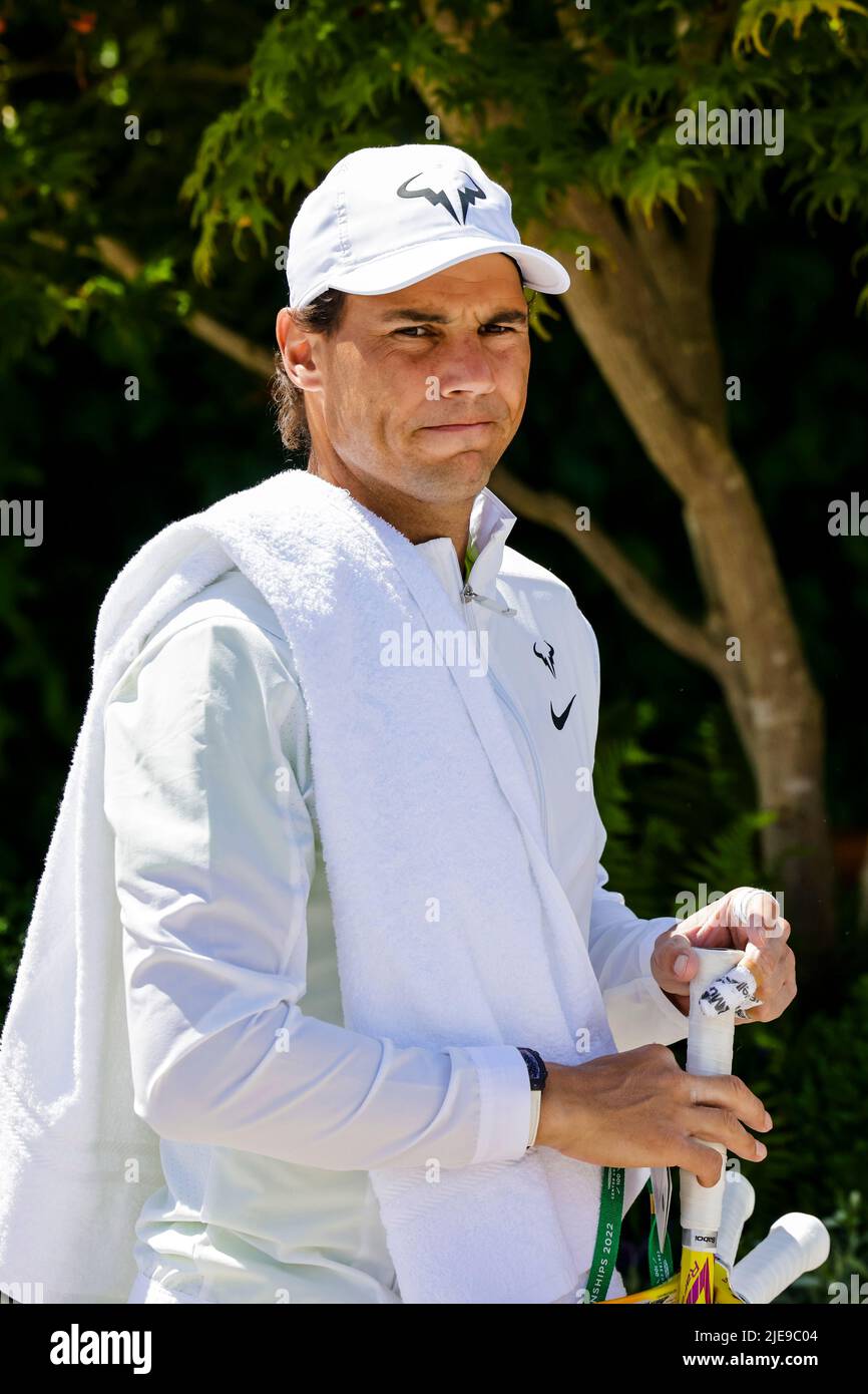 Londres, Royaume-Uni. 26th juin 2022. Tennis: Championnats de Wimbledon, tournoi Grand Chelem, entraînement au All England tennis Club: Rafael Nadal, de l'Espagne, marche à travers les terrains d'entraînement. Credit: Frank Molter/dpa/Alay Live News Banque D'Images