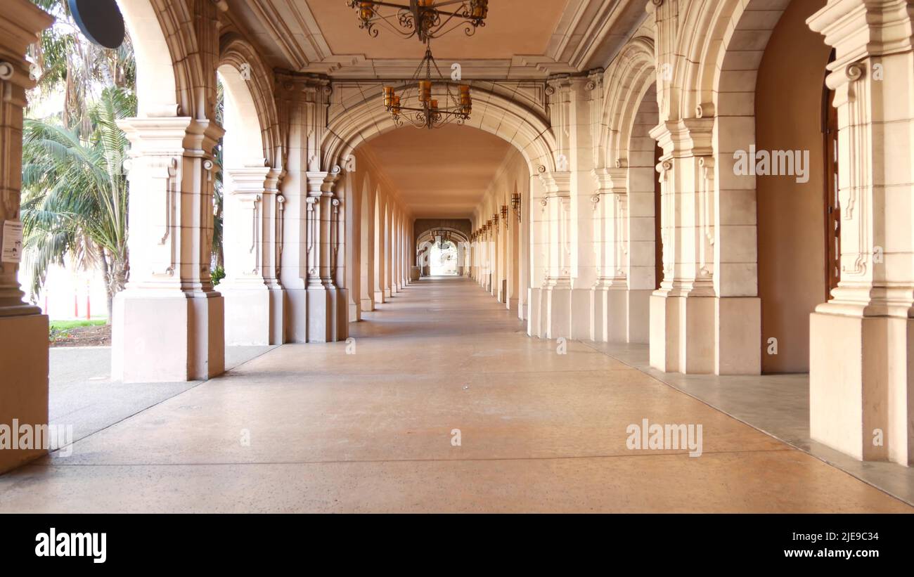 Architecture coloniale espagnole, Balboa Park, San Diego, Californie, États-Unis.Bâtiment historique, style baroque classique ou romance rococo.Arches et colonnes de Casa, arches, voûte, arcade ou passage Banque D'Images