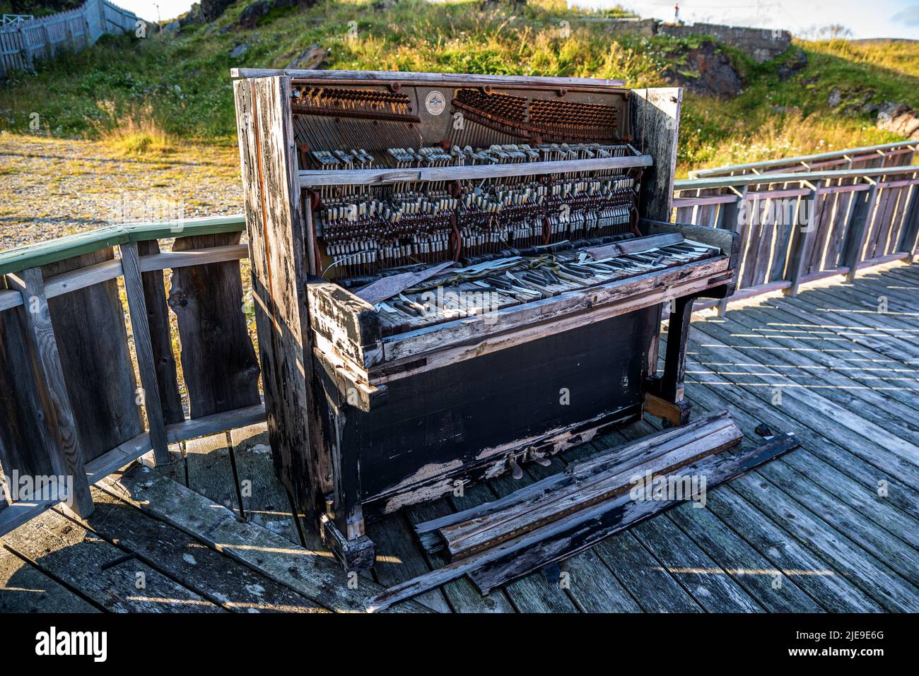 Vieux piano abandonné sur carie à Kamøyvær, dans la municipalité de Nordkapp, en Norvège Banque D'Images