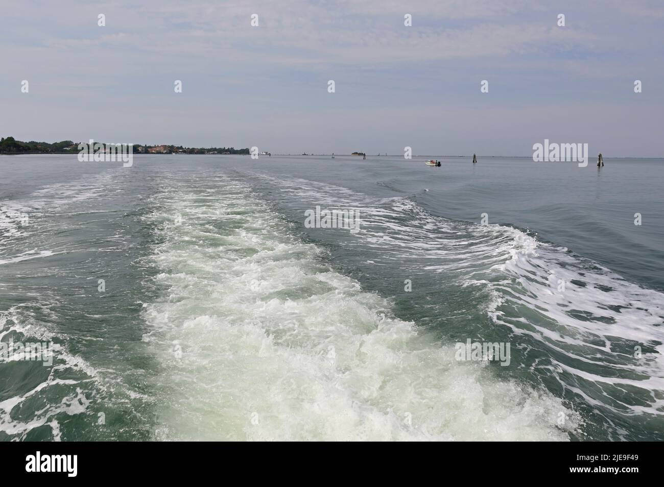 Venise, Italie. 17 juin 2022. Entrée à la lagune de Venise. Déplacement d'eau d'un bateau Banque D'Images