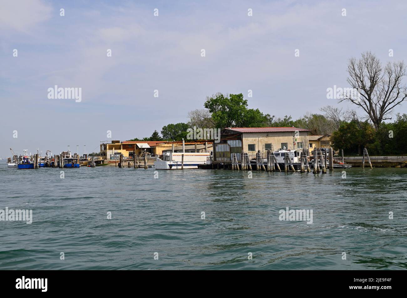 Venise, Italie. 17 juin 2022. Entrée à la lagune de Venise. Port sur une île au large de Venise Banque D'Images