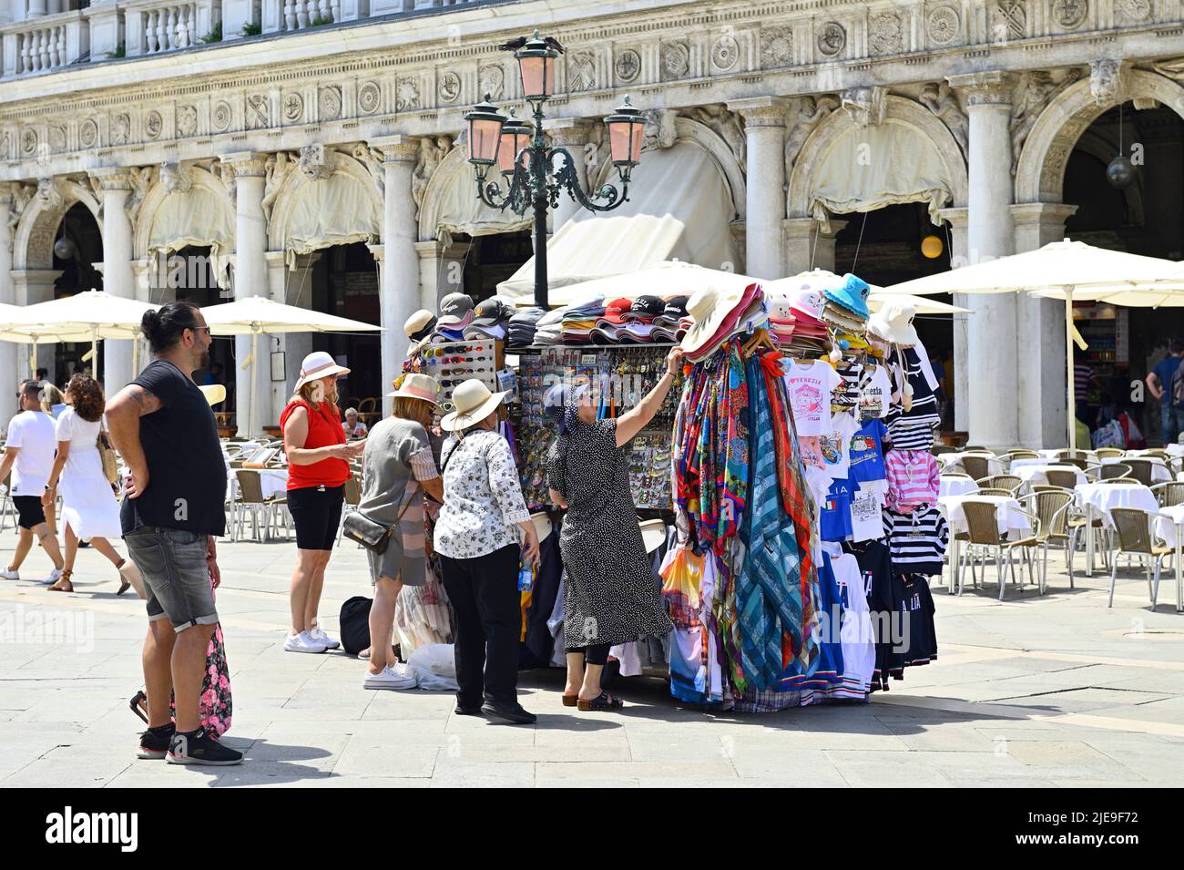 Venise, Italie. 17 juin 2022. Stand de vente à la place Saint-Marc Banque D'Images