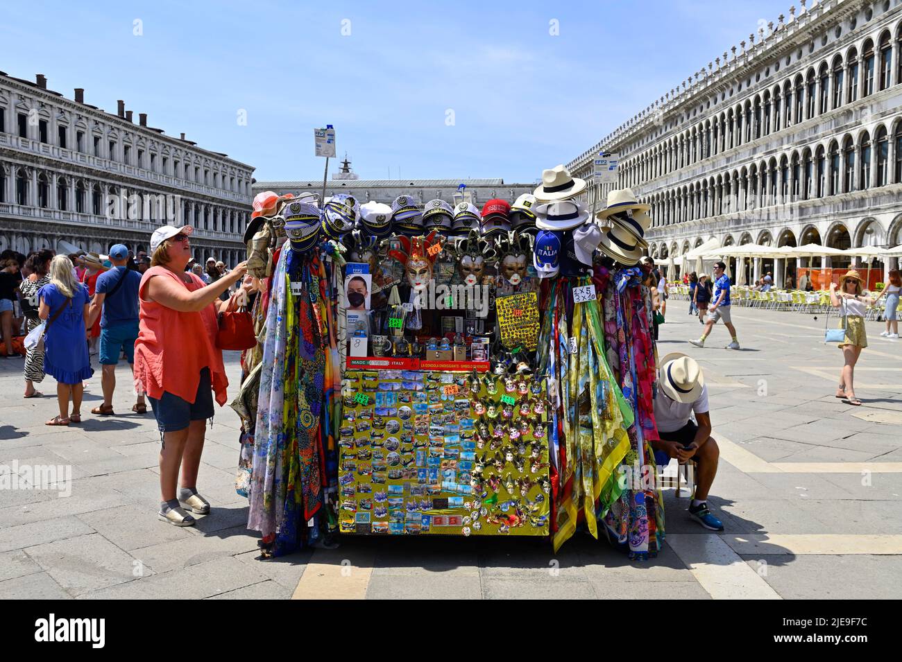 Venise, Italie. 17 juin 2022. Stand de vente à la place Saint-Marc Banque D'Images