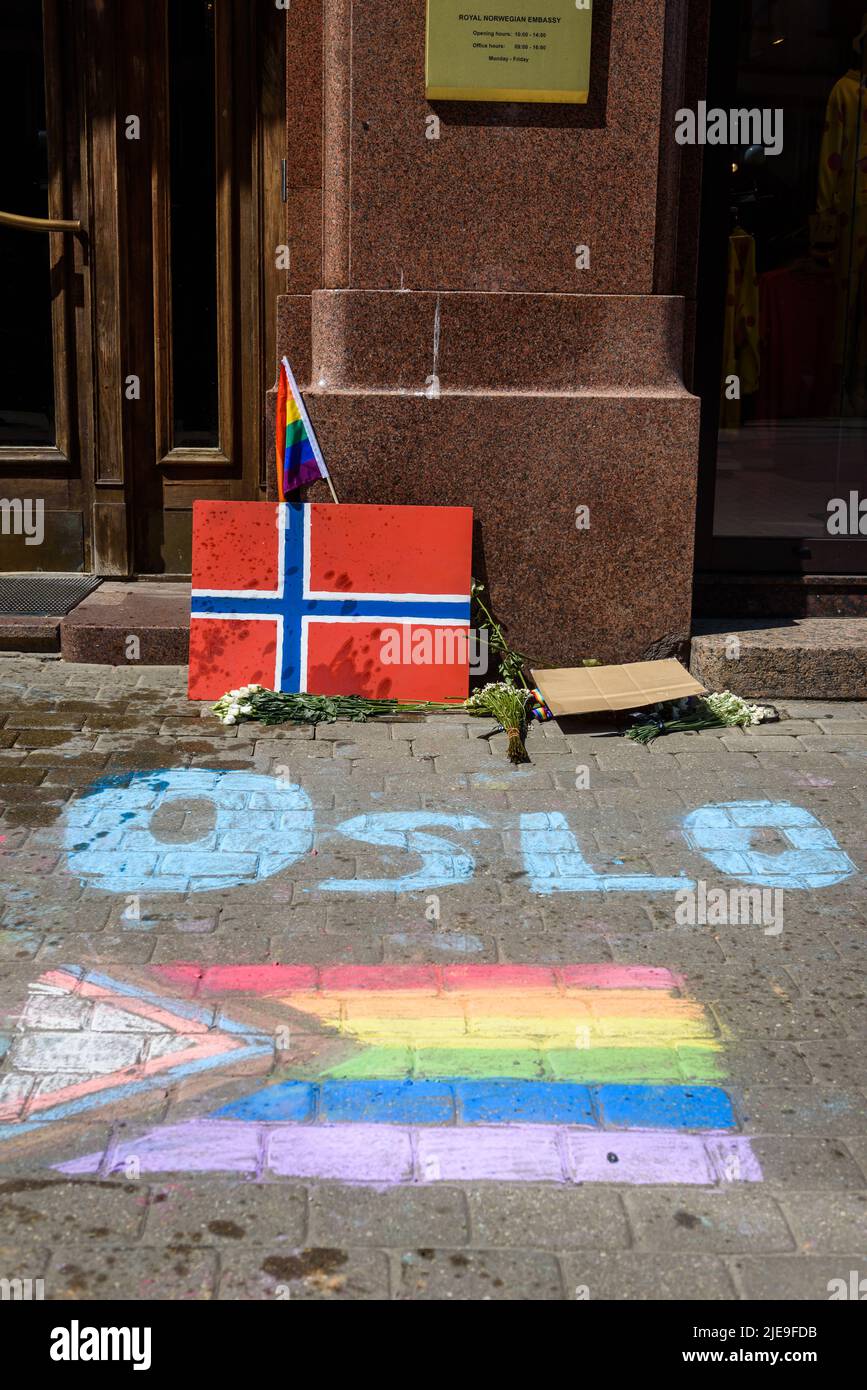 RIGA, LETTONIE. 26th juin 2022. Bougies près de l'ambassade de Norvège en Lettonie pour manifester leur solidarité avec la communauté LGBT norvégienne. Certaines bougies ont été détruites. Credit: Gints Ivuskans/Alamy Live News Banque D'Images