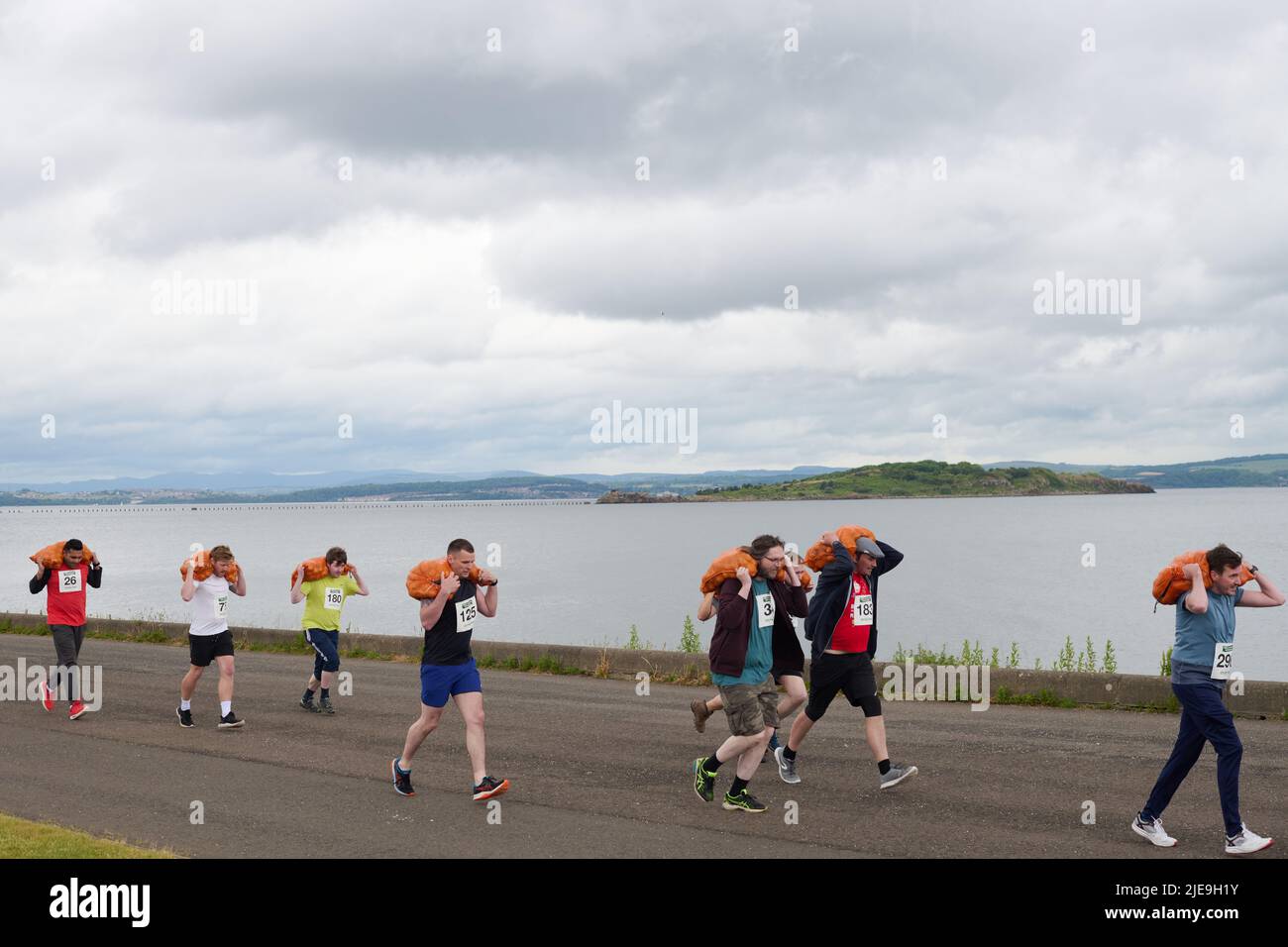 Édimbourg, Écosse, Royaume-Uni, 26 juin 2022. Vers 300, participez à la Great Scottish Tattie Run de 6th à Silverknowes avec des concurrents qui ont terminé un parcours de 1 miles portant 10 kg dans la catégorie des femmes ou 20 kg de pommes de terre dans la catégorie des hommes. Credit sst/alamy Live News Banque D'Images