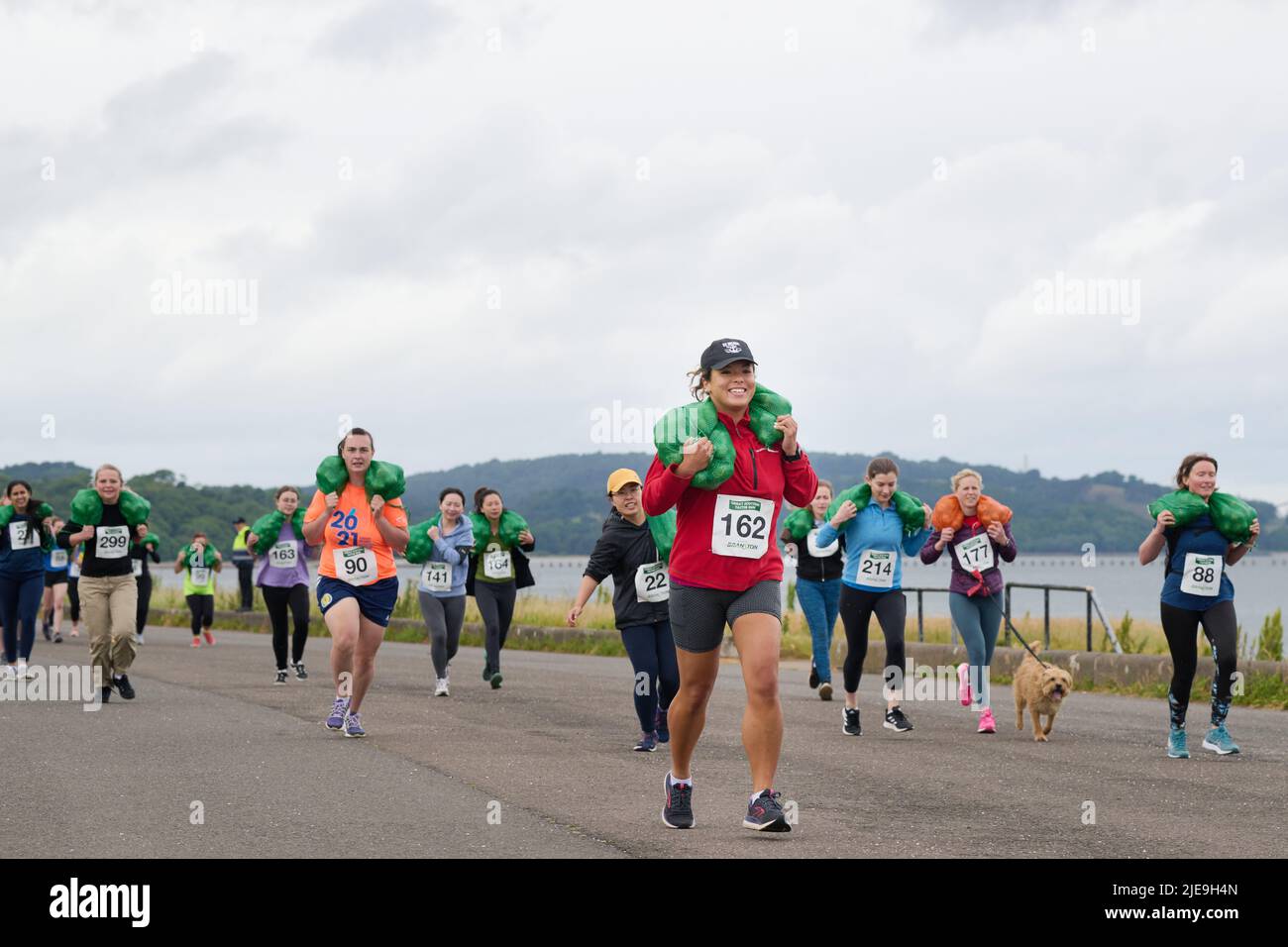 Édimbourg, Écosse, Royaume-Uni, 26 juin 2022. Vers 300, participez à la Great Scottish Tattie Run de 6th à Silverknowes avec des concurrents qui ont terminé un parcours de 1 miles portant 10 kg dans la catégorie des femmes ou 20 kg de pommes de terre dans la catégorie des hommes. Credit sst/alamy Live News Banque D'Images