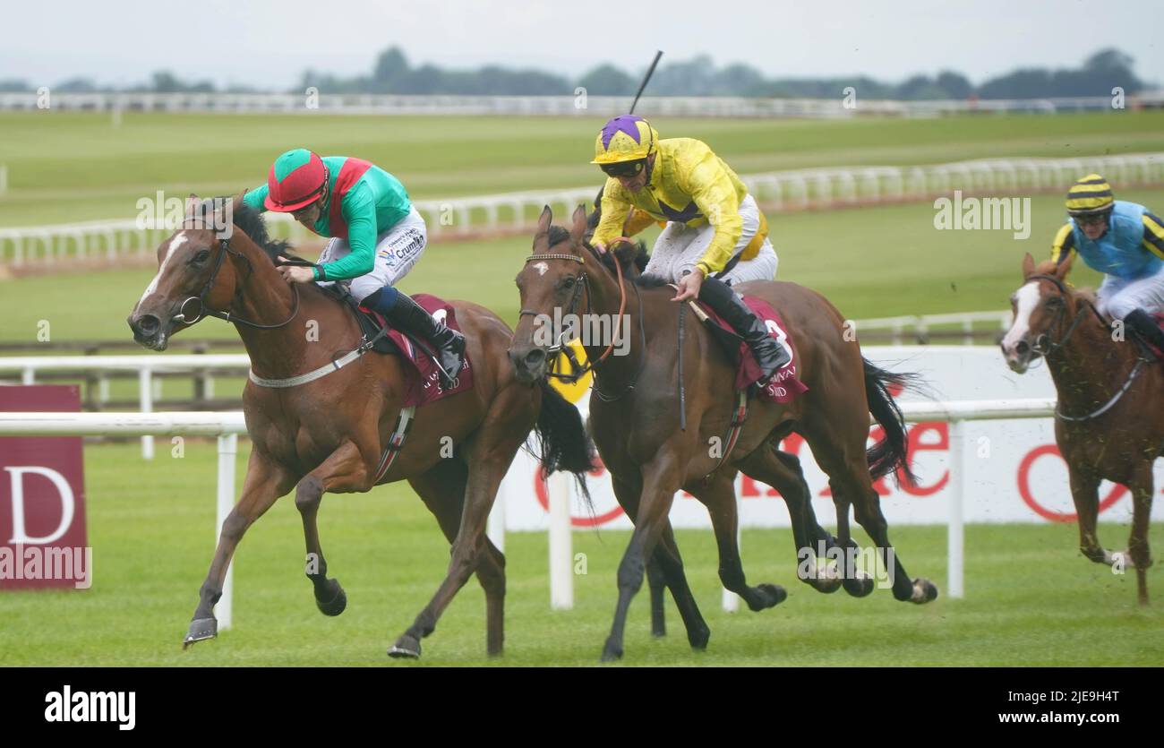 La petite Coco (à gauche), criée par le jockey William Lee sur le chemin de gagner les jolis enjeux de Polly d'Alwasmiyah pendant la troisième journée du Festival du Derby irlandais sans taxe de Dubaï à l'hippodrome de Curragh dans le comté de Kildare, en Irlande. Date de la photo: Dimanche 26 juin 2022. Banque D'Images