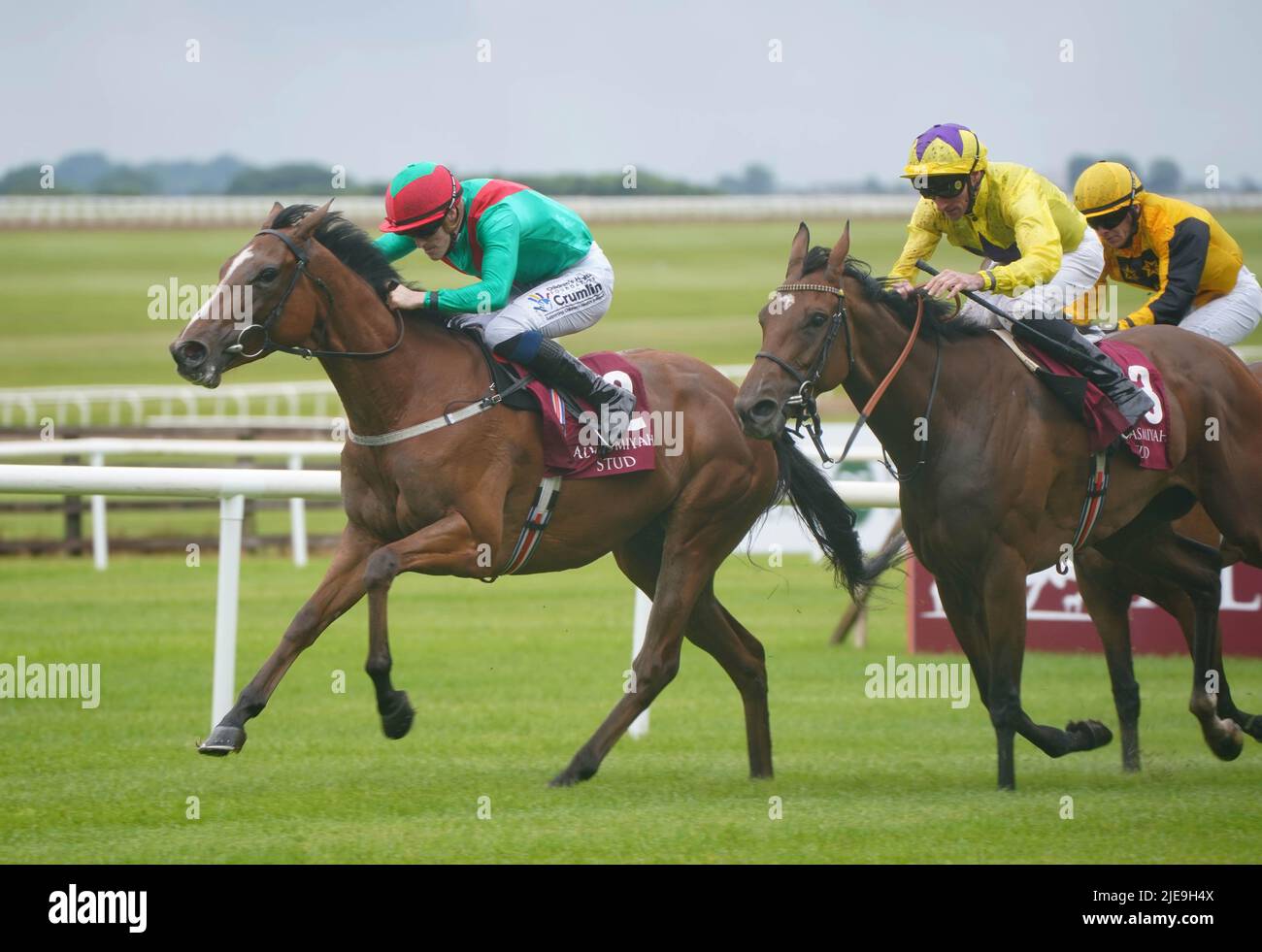 La petite Coco (à gauche), criée par le jockey William Lee sur le chemin de gagner les jolis enjeux de Polly d'Alwasmiyah pendant la troisième journée du Festival du Derby irlandais sans taxe de Dubaï à l'hippodrome de Curragh dans le comté de Kildare, en Irlande. Date de la photo: Dimanche 26 juin 2022. Banque D'Images