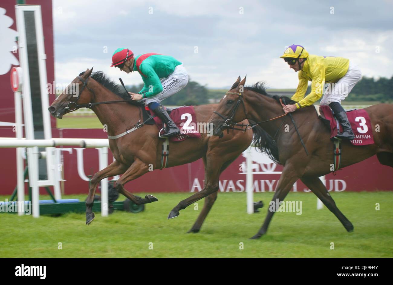 La petite Coco (à gauche), criée par le jockey William Lee sur le chemin de gagner les jolis enjeux de Polly d'Alwasmiyah pendant la troisième journée du Festival du Derby irlandais sans taxe de Dubaï à l'hippodrome de Curragh dans le comté de Kildare, en Irlande. Date de la photo: Dimanche 26 juin 2022. Banque D'Images