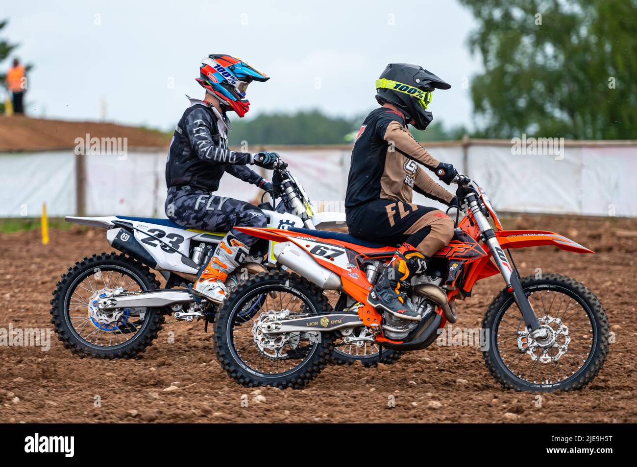 Dobele, Lettonie, 18 juin 2022: Groupe de motocross en action le long de la route de terre et des terrains vallonnés, championnat de motocross Banque D'Images