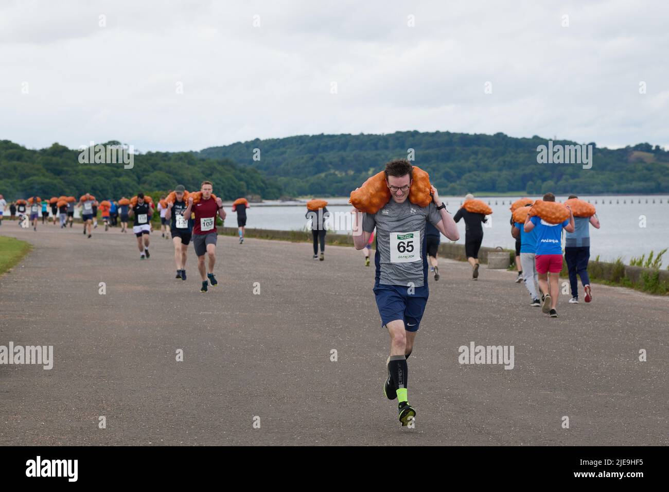 Édimbourg, Écosse, Royaume-Uni, 26 juin 2022. Vers 300, participez à la Great Scottish Tattie Run de 6th à Silverknowes avec des concurrents qui ont terminé un parcours de 1 miles portant 10 kg dans la catégorie des femmes ou 20 kg de pommes de terre dans la catégorie des hommes. Credit sst/alamy Live News Banque D'Images