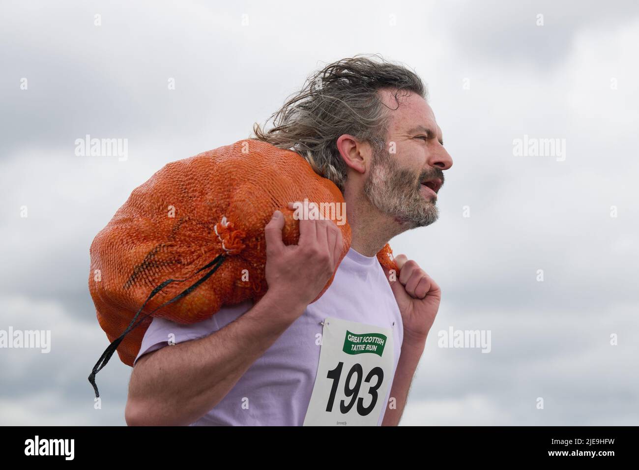 Édimbourg, Écosse, Royaume-Uni, 26 juin 2022. Vers 300, participez à la Great Scottish Tattie Run de 6th à Silverknowes avec des concurrents qui ont terminé un parcours de 1 miles portant 10 kg dans la catégorie des femmes ou 20 kg de pommes de terre dans la catégorie des hommes. Credit sst/alamy Live News Banque D'Images