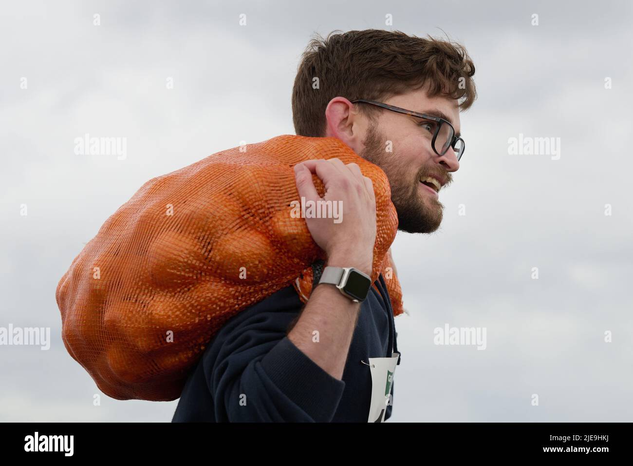 Édimbourg, Écosse, Royaume-Uni, 26 juin 2022. Vers 300, participez à la Great Scottish Tattie Run de 6th à Silverknowes avec des concurrents qui ont terminé un parcours de 1 miles portant 10 kg dans la catégorie des femmes ou 20 kg de pommes de terre dans la catégorie des hommes. Credit sst/alamy Live News Banque D'Images
