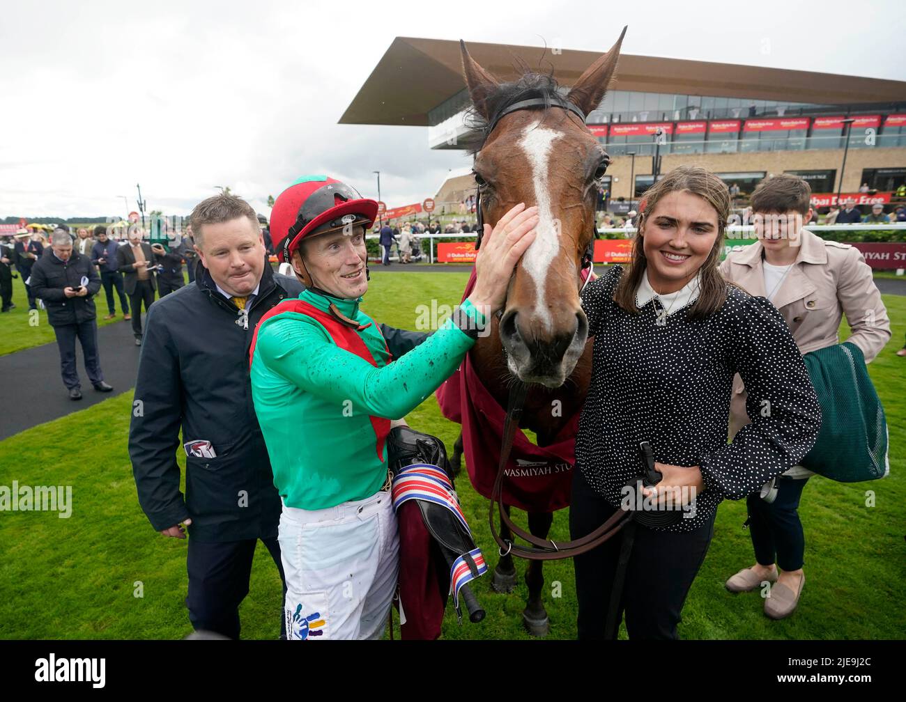 Paddy Twomey (à gauche) et William Lee (deuxième à gauche) avec la petite Coco après avoir remporté les piquets Alwasmiyah Pretty Polly lors du troisième jour du Festival du Derby irlandais sans taxe de Dubaï à l'hippodrome de Curragh dans le comté de Kildare, en Irlande. Date de la photo: Dimanche 26 juin 2022. Banque D'Images