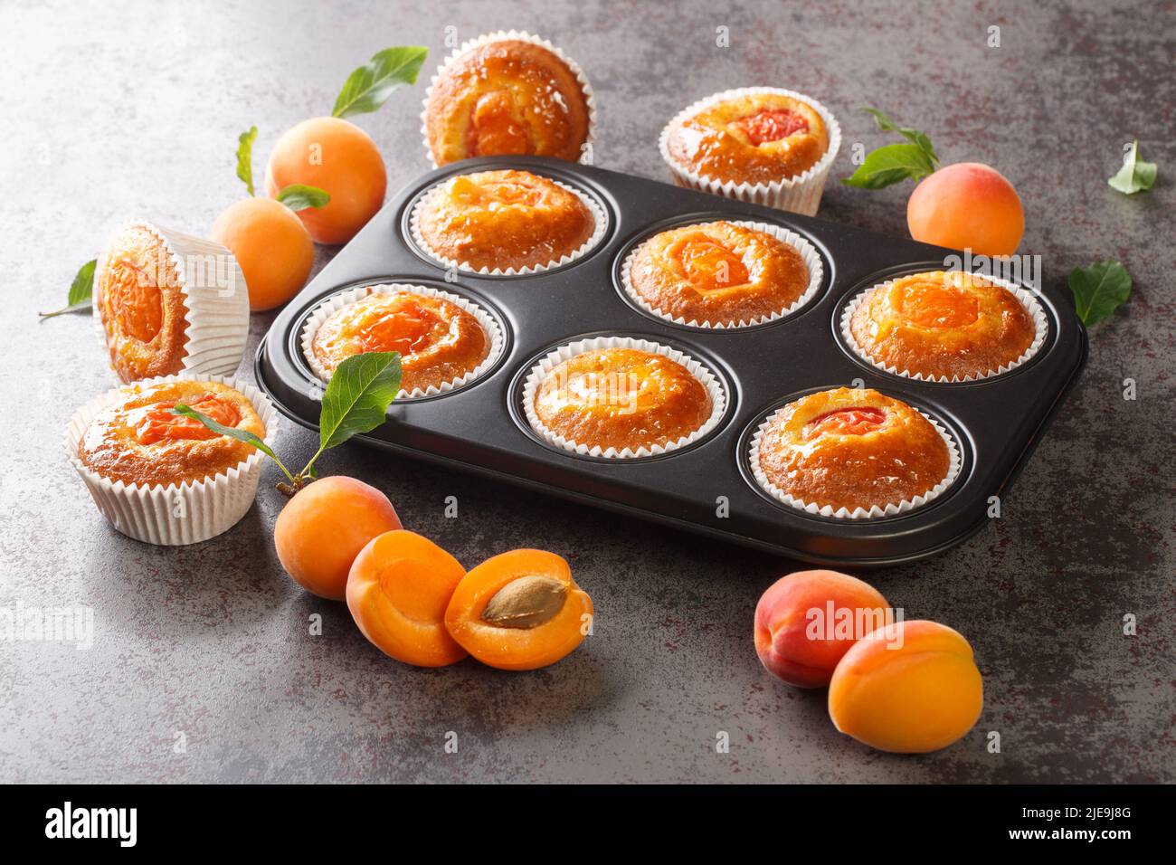 Muffins végétariens abricot dans un plat de cuisson sur la table. Horizontal Banque D'Images