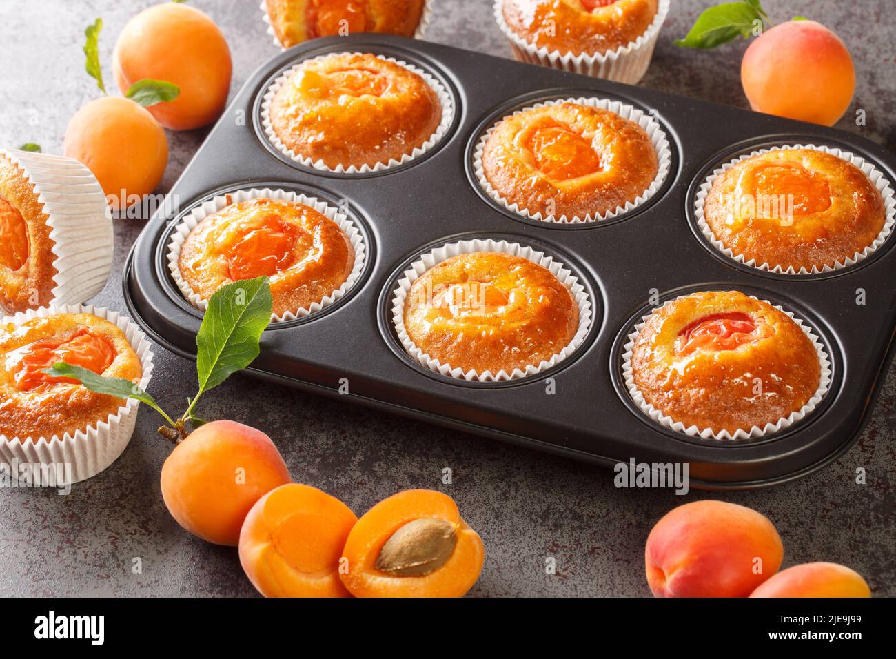 Gros plan des muffins au yaourt à l'abricot sous forme de cuisson sur la table. Horizontal Banque D'Images