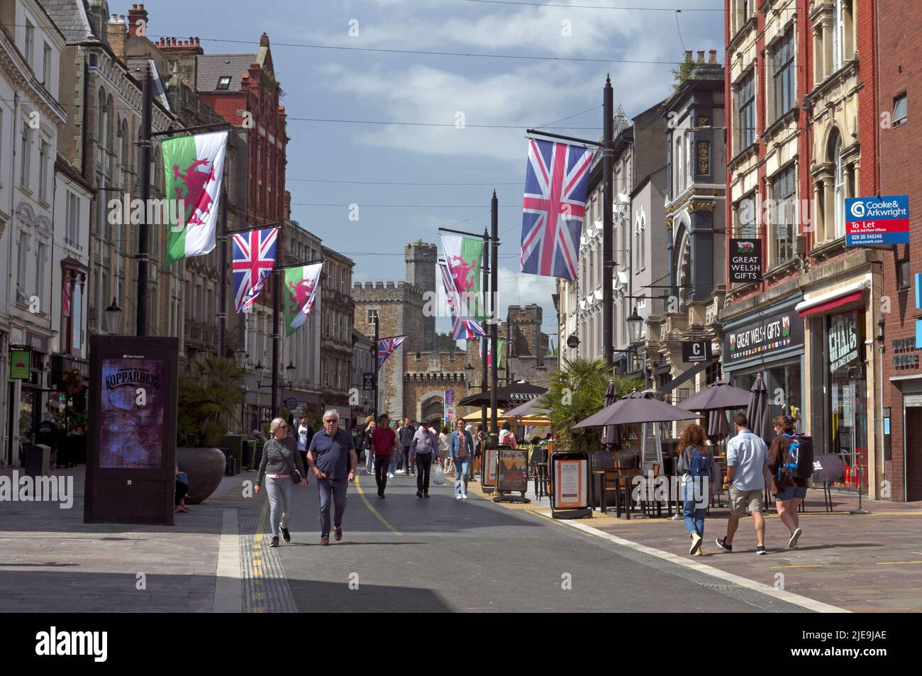 High Street, Cardiff avec le château de Cardiff en arrière-plan Banque D'Images
