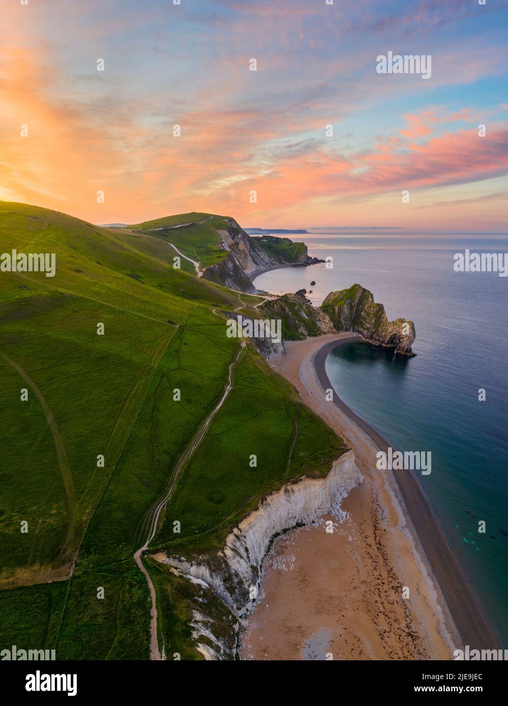 Vue aérienne de Durdle Door at Sunrise, Durdle Door, Jurassic Coast, Dorset, Royaume-Uni, Europe du Nord Banque D'Images