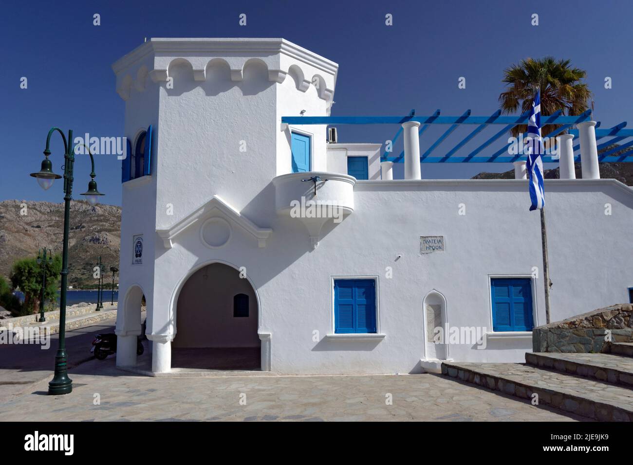 De Police, construit par les Italiens lors de l'occupation dans le style razionalismo, Tilos, îles du Dodécanèse, Egée du Sud, la Grèce. Banque D'Images