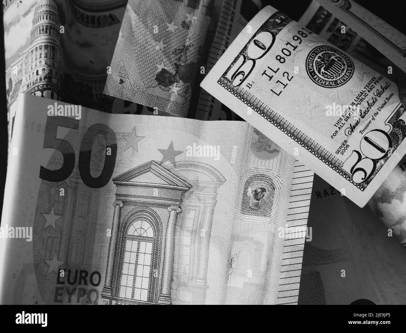 Billets en papier en coupures de 50 dollars et 50 euros, gros plan. Image en noir et blanc. Banque D'Images