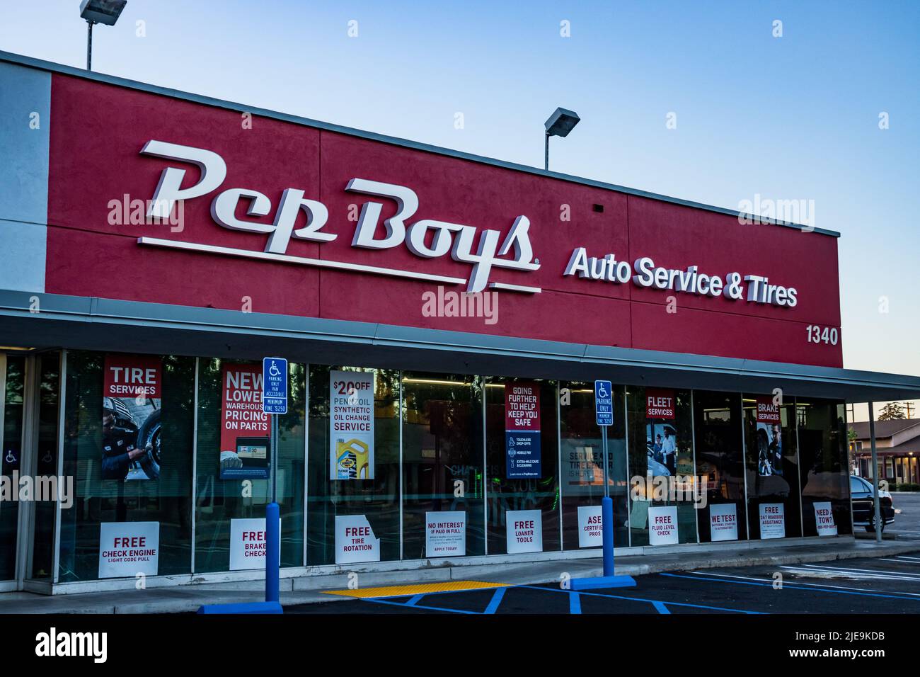 The Advance Auto Parts PEP Boys à Modesto California, États-Unis Banque D'Images