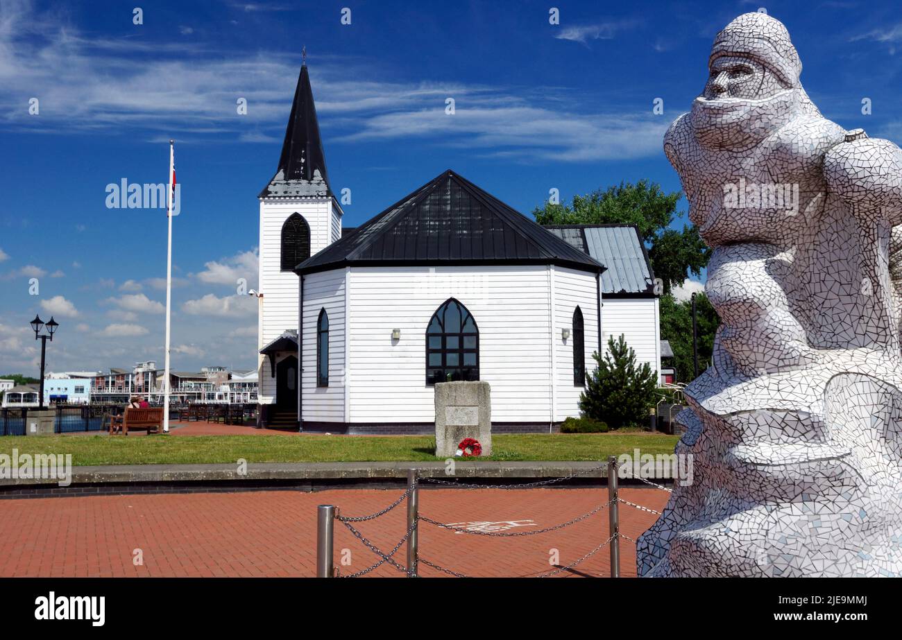 Mémorial Antarctic 100, par Jonathan Williams et l'église norvégienne, baie de Cardiff, Cardiff, pays de Galles, Royaume-Uni. Banque D'Images