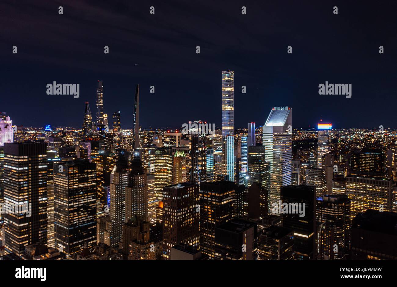 Vue panoramique aérienne du groupe de gratte-ciel près du parc central. Bâtiments modernes de haute élévation dans la ville de nuit. Manhattan, New York, États-Unis Banque D'Images