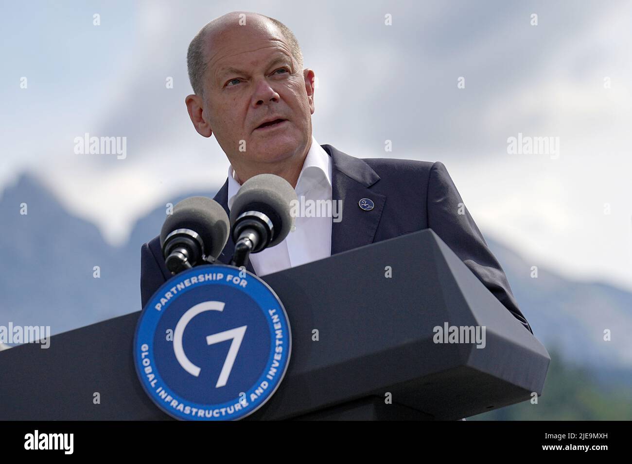 Elmau, Allemagne. 26th juin 2022. La chancelière allemande OLAF Scholz (SPD) s'exprime lors d'une déclaration à la presse sur les partenariats pour les infrastructures et les investissements mondiaux. L'Allemagne accueille le sommet de G7 des démocraties économiquement fortes de 26 juin à 28, 2022, à Schloss Elmau. Le premier jour du sommet, la situation économique mondiale, la protection du climat et la politique étrangère et de sécurité ainsi que les sanctions contre la Russie seront discutées. Credit: Michael Kappeller/dpa/Alay Live News Banque D'Images