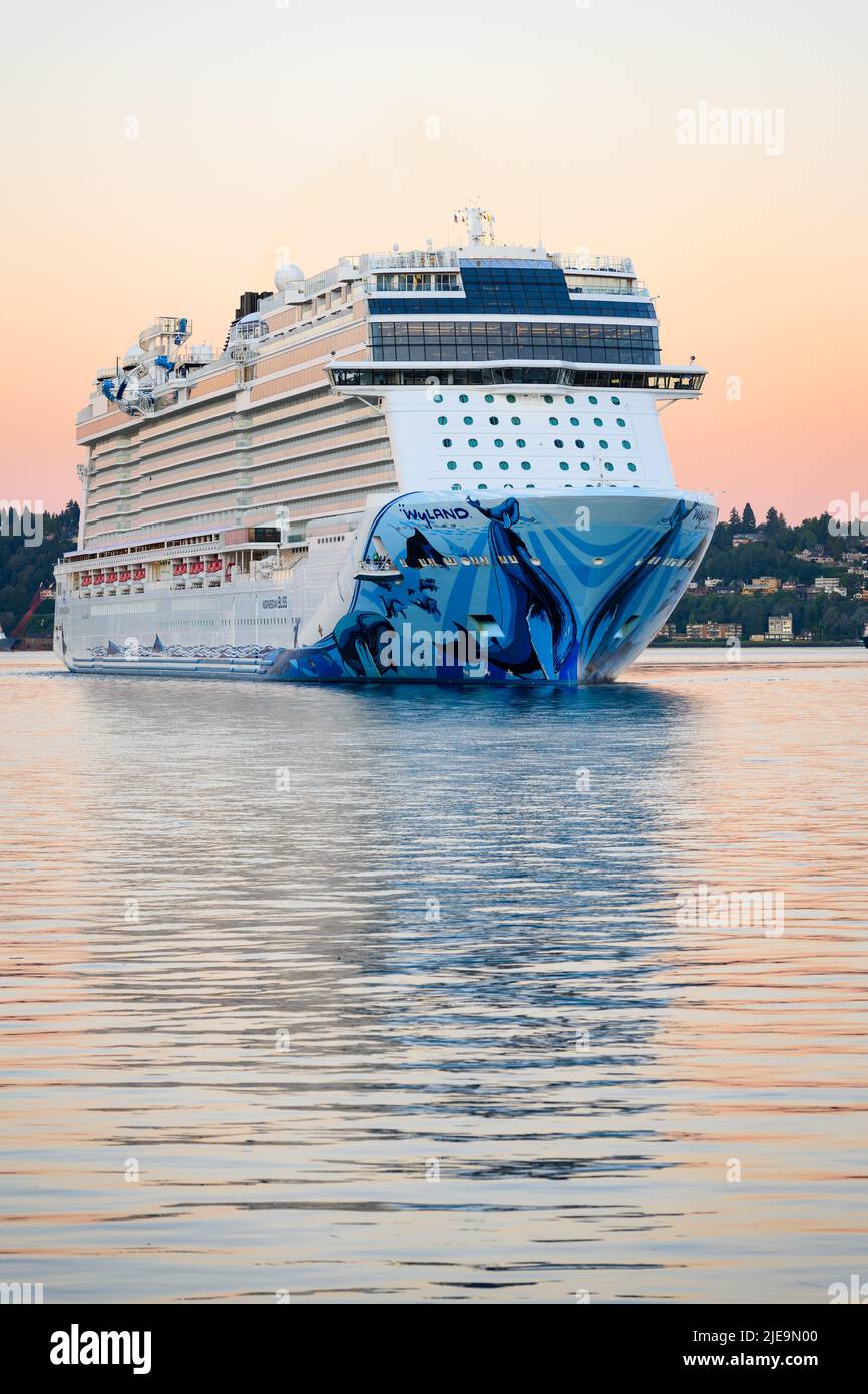 Seattle - 25 juin 2022 ; bateau de croisière NCL Bliss norvégien tournant dans Elliott Bay à l'approche du front de mer de Seattle à l'aube après le voyage en Alaska Banque D'Images