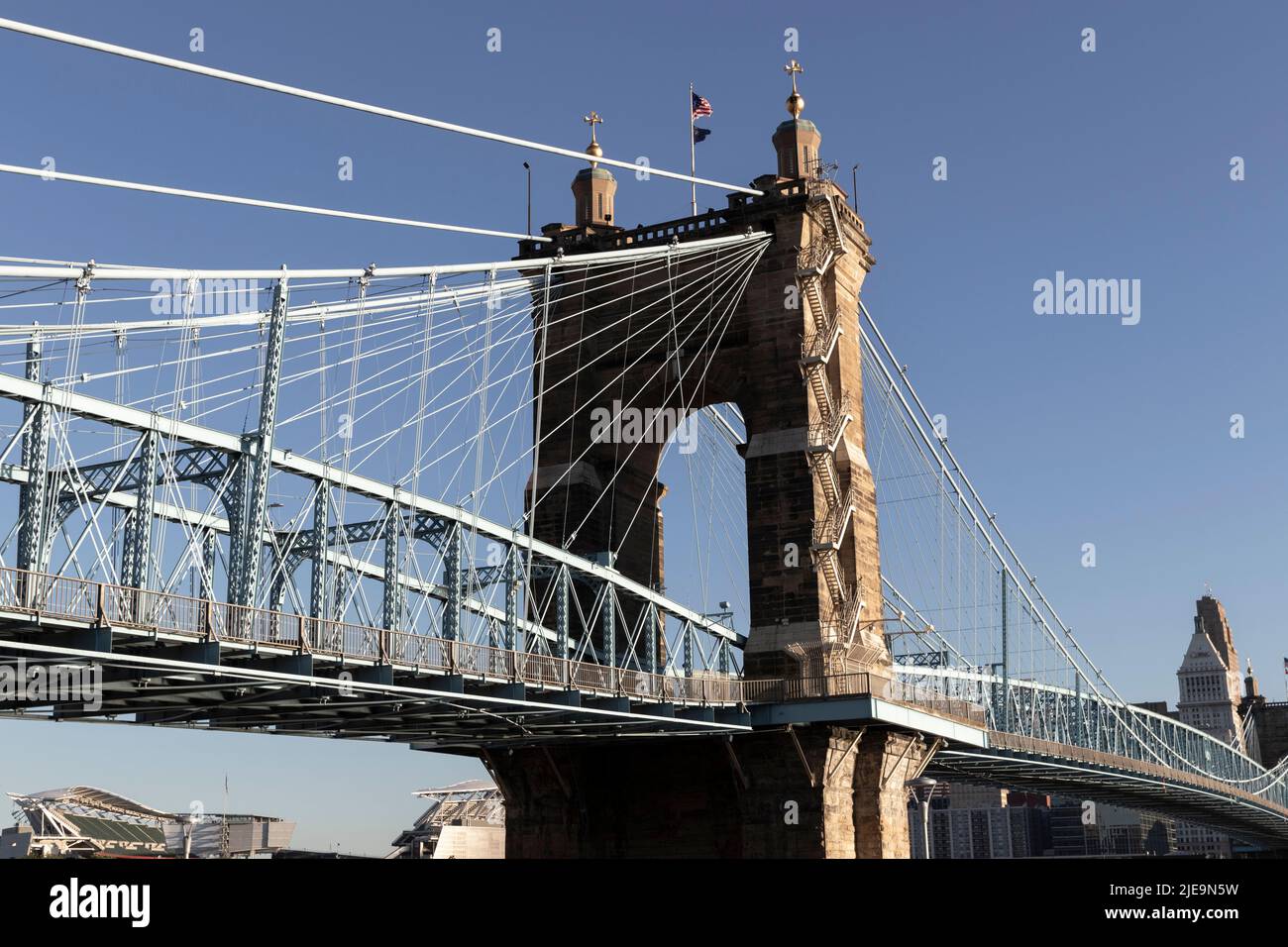 Cincinnati - Circa juin 2022: Pont suspendu Roebling. Le pont Roebling Bridge relie Cincinnati à Newport, Kentucky, au-dessus de l'Ohio River. Banque D'Images