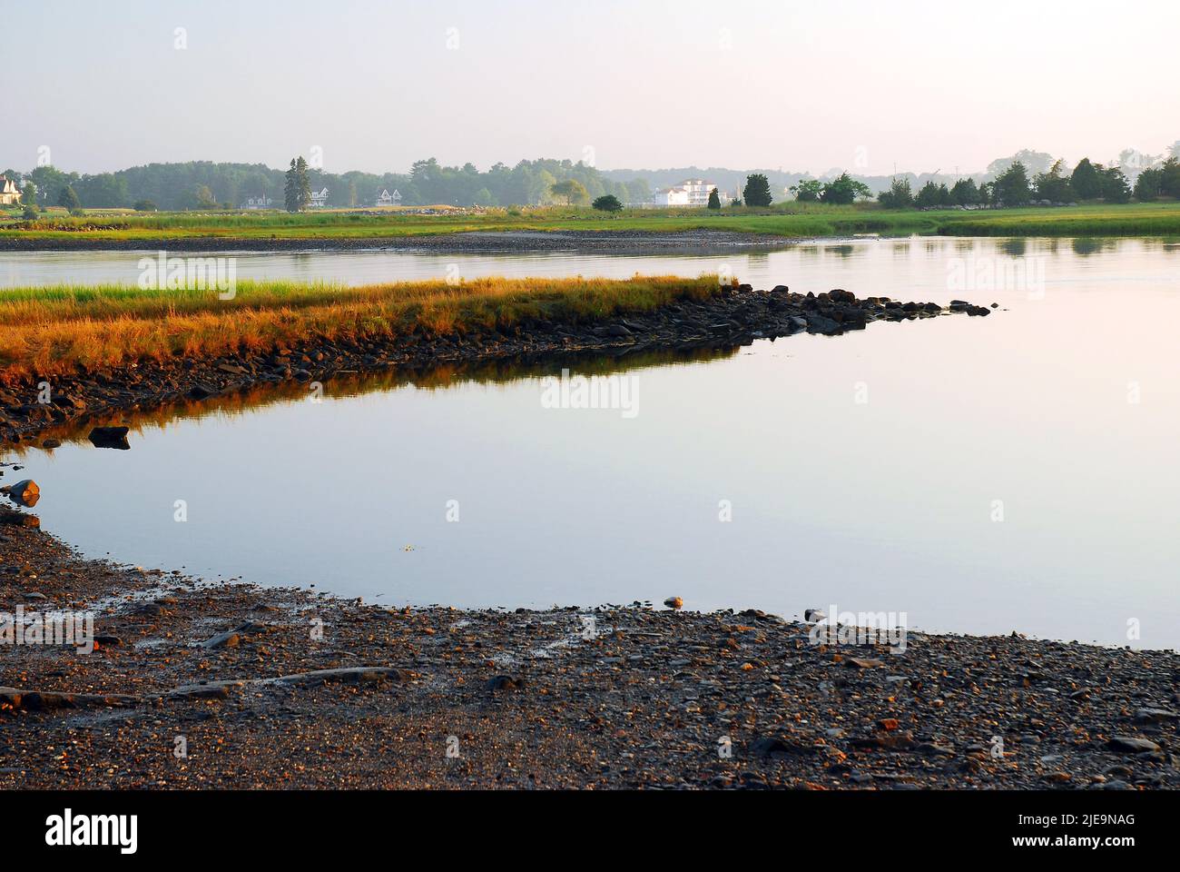 Le ciel se reflète dans les eaux des terres humides côtières sur la rive de la Nouvelle-Angleterre Banque D'Images