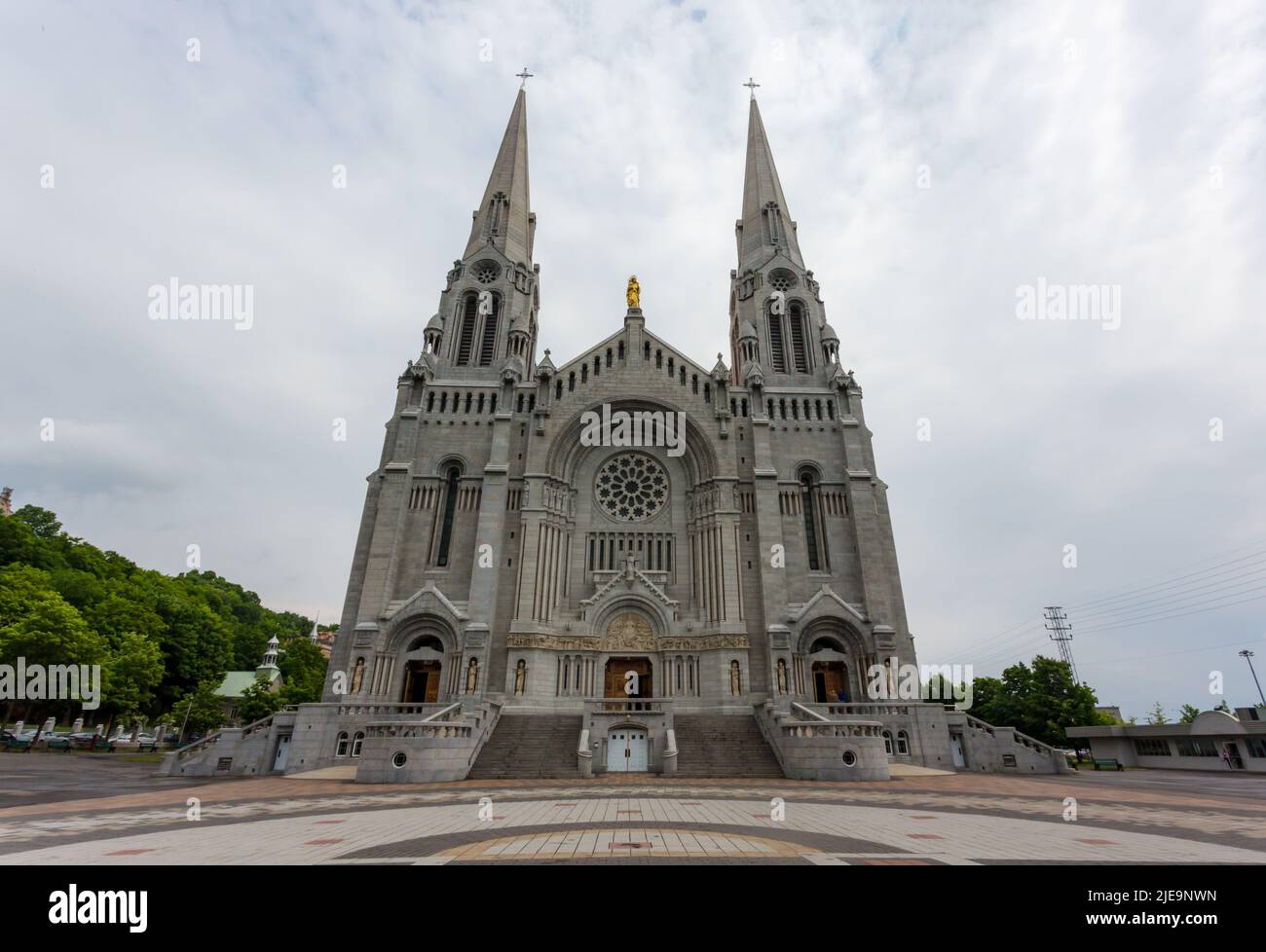 Basilique Sainte-Anne-de-Beaupré, Cathédrale, Québec. Connu sous le nom d'église miracle, le sanctuaire catholique reçoit 0,5 millions de pèlerins chaque année. Banque D'Images