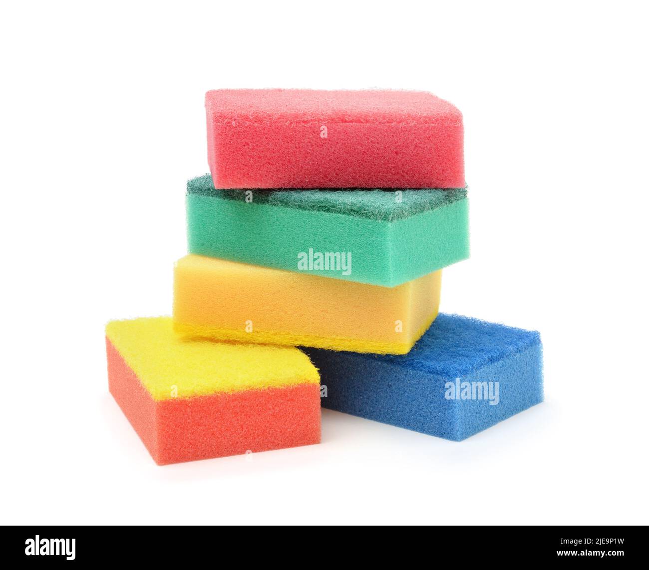 Pile d'éponges à vaisselle multicolores isolées sur du blanc. Banque D'Images